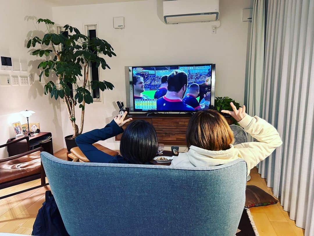藤林温子のインスタグラム：「.  何年ぶりでしょうか☺️♡ 家庭訪問してきました！ さよママが作った ミネストローネが美味しすぎて...🥹♡ 鍋にダイブしたかったです！ っていうコメントここに綴らせてください😘 . そして 家が割れるぐらい 全員で騒ぎました！ お父さん お母さんありがとうございます😊 また 遠慮なくお邪魔します😏 .  #諸國沙代子」