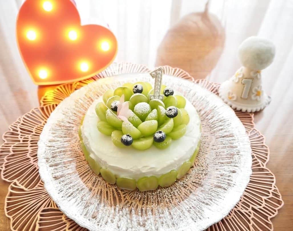 中村歌昇 さんのインスタグラム写真 - (中村歌昇 Instagram)「我が家の姫様が一歳になりました。 ここまで健康に育ってくれていることに感謝。おにいちゃん達もたくさんお祝いしてました。 家内のケーキでお祝い！ #早いなぁ #あっという間なんだろうなぁ #大きくならなくていいよ #ずっとそのままでも #baby #happybirthday #一歳 #ケーキ美味しかったよ #スイーツ #ケーキ #ちなみに食パンとヨーグルトのケーキ #中村歌昇」10月8日 22時21分 - kasho_nakamura
