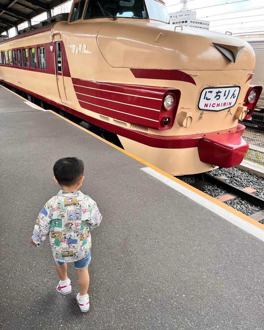 大寺かおりさんのインスタグラム写真 - (大寺かおりInstagram)「福岡楽しかった☺️ 鉄道記念館は大興奮でした👦 じぃじとばぁばがたくさん可愛がってくれて 毎日笑顔いっぱい✨ . パワフルな一歳児といると 何かと大変なことも多くて 普段なら白目むいてるような時も じぃじとばぁばが一緒にいてくれるだけで なんだかポカポカした幸せな時間になるから不思議。 . 「じぃじ」と呼べるようになった息子ですが 3回に1回くらい「じじぃ」になるのが ちょっとツボでした。 . 10枚目は、前回門司に行った9年前の写真。 母のスマホに入ってました。 若。 . #福岡 #門司 #鉄道博物館 #九州鉄道記念館 #電車好き #男の子ママ #1y8m #運転シミュレーション #懐かしのスペースワールド」10月8日 22時32分 - kaori_ootera