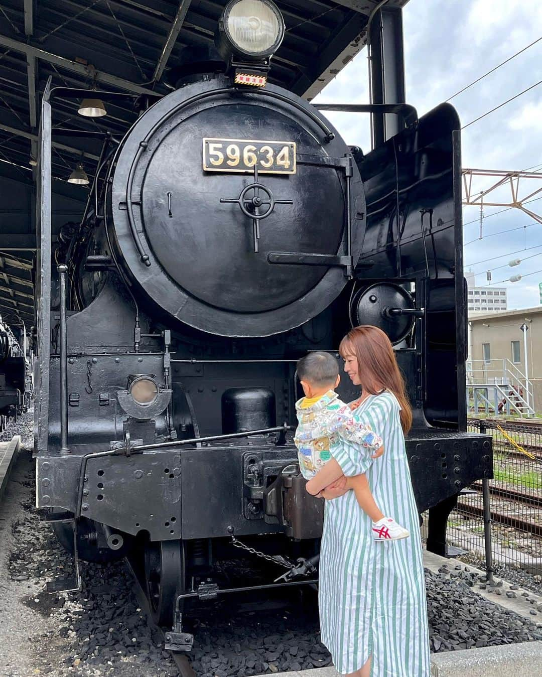 大寺かおりさんのインスタグラム写真 - (大寺かおりInstagram)「福岡楽しかった☺️ 鉄道記念館は大興奮でした👦 じぃじとばぁばがたくさん可愛がってくれて 毎日笑顔いっぱい✨ . パワフルな一歳児といると 何かと大変なことも多くて 普段なら白目むいてるような時も じぃじとばぁばが一緒にいてくれるだけで なんだかポカポカした幸せな時間になるから不思議。 . 「じぃじ」と呼べるようになった息子ですが 3回に1回くらい「じじぃ」になるのが ちょっとツボでした。 . 10枚目は、前回門司に行った9年前の写真。 母のスマホに入ってました。 若。 . #福岡 #門司 #鉄道博物館 #九州鉄道記念館 #電車好き #男の子ママ #1y8m #運転シミュレーション #懐かしのスペースワールド」10月8日 22時32分 - kaori_ootera