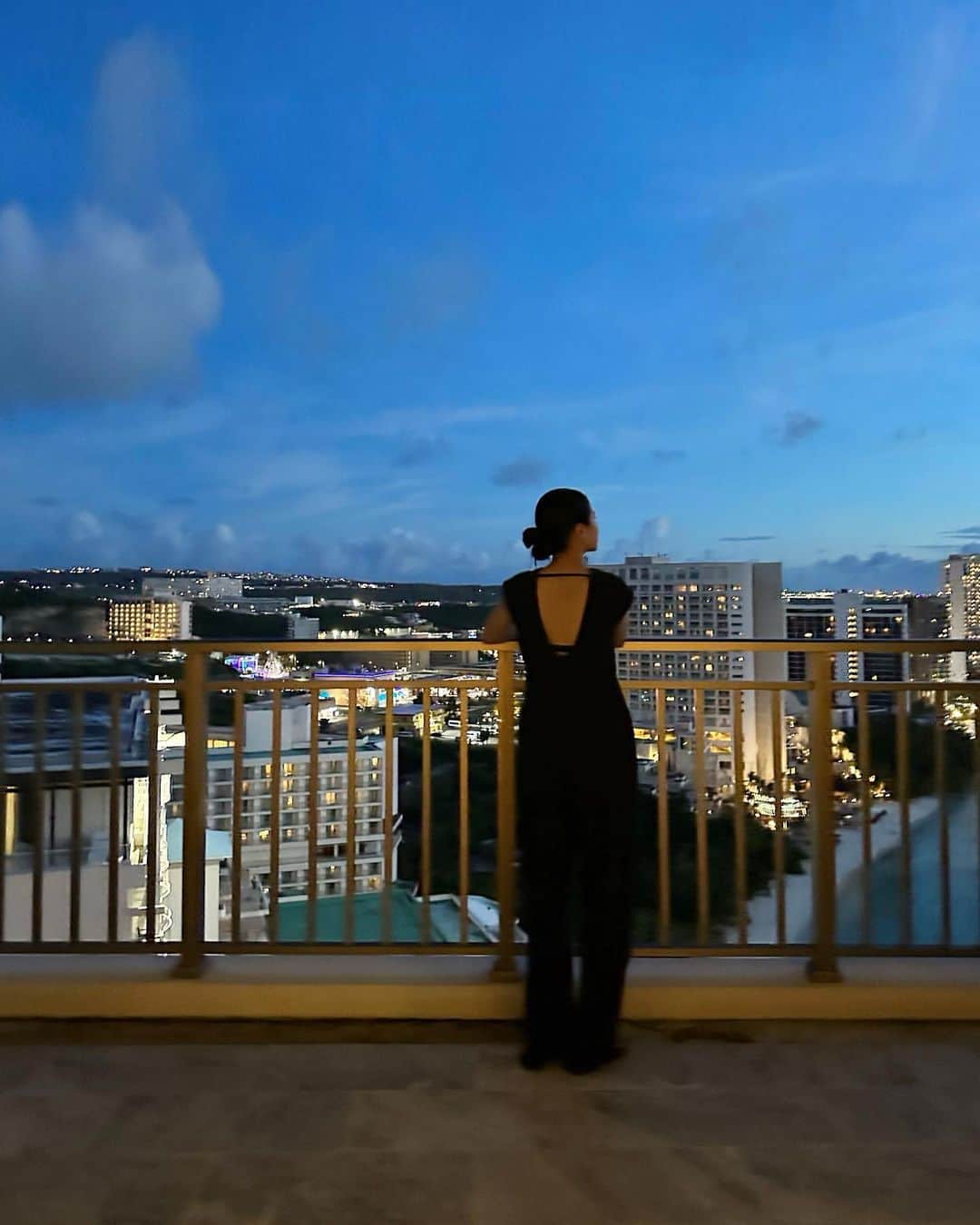 松本恵奈のインスタグラム：「昨日はまさかのパスポート忘れる事件があり、 ホテルに着いたのが夜中の2時くらいになってしまったので今日はホテルでゆっくり過ごしてから少しホテルの周りを 歩いたりランチしたりまったりと過ごしました◯ サクッと近くに旅行する予定だったのにかなりハードな スケジュールになってしまいました😂 グアムは暑くてラッシュガードが大活躍です◯ この時、着ているオールインワンは 24ssのサンプルを持ってきました♡撥水、UVと機能も しっかりついているので本当に強い味方です◯ 旅先に持って行って着心地や可愛さなども再確認できて 一石二鳥です♡ 発売までまだ少し先ですが、 次のラッシュガードシリーズもかなり可愛いので 是非お楽しみに！ #グアム #旅行」