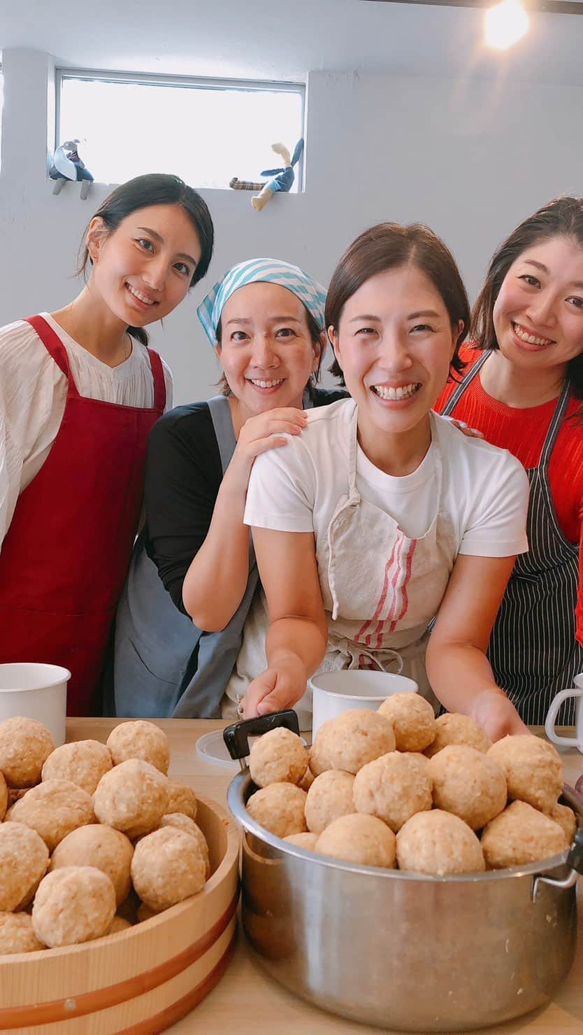 望月一花のインスタグラム：「お味噌作ろう会2023秋冬🍁STARTしました！  おばあちゃんから受け継いだお味噌作り。 その前もその前もずーっとこうして作っていたのだろう 昔ながらの機械を使わない手仕込みを 肌触り、香り、形、舌、耳、五感全部使って みんなでやるその手仕事はまるで瞑想的で。 「味噌瞑想」なんていう人も居たりなんかして😂  思えば#アリスウォータース さんの著書 「#スローフード宣言食べることは生きること」📗にも書かれていたのだけれど、モンテッソーリでも、"手仕事は全て瞑想である"ってこと。（確かこんな記述だったかな、あとで読み返してみる）  ほんとうに、私たちはいかに日常で 感覚を封じ頭で考えスケジュールをこなしていることか。  お味噌作りという季節の手仕事や 料理という"ツール"を使って 私はそんな生きる哲学をお伝えしている。  マクロとミクロの視点。 微生物の恩恵と広がり。 細胞の数と、私とは何か。  今回はホリスティックな婦人科医師の @dr.yukari さんからお声をかけていただき、初めましての方も多い会だったのだけど、共通項も多く志高い皆様で行う空気感がとても好きだった。  食べることと同じくらい 出すものもとても大切なので 女性なら誰しも気になる 下物のお話もしていただき 本当に濃厚で深い時間でした。  後から何口も何口も咀嚼して この振り返りをしたいそんな会。  余韻が続いてここから響いて 発酵を醸しながら促しながら 私たちから発光していこう✨  ほんとうに、ありがとうございました🥰」