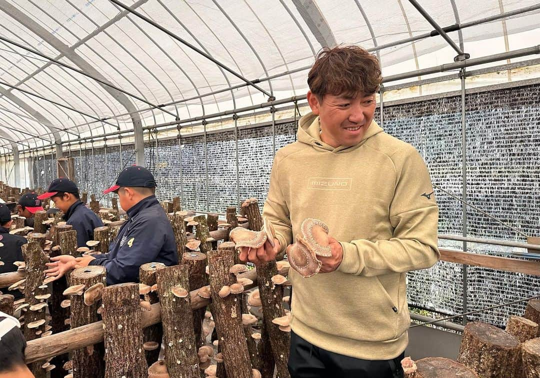 内川聖一さんのインスタグラム写真 - (内川聖一Instagram)「大分県玖珠町にて、「スポーツ×援農事業」の一環として野球教室と椎茸の収穫をしてきました。  あいにくの天気で、野球教室は室内での実施となりましたが、 子どもたちにとって思い出に残るような野球教室となってくれていたら嬉しいなと思います。  また、生まれて初めての椎茸の収穫でしたが、子どもたち以上にワクワクしながら収穫させてもらい、お昼には椎茸料理をいただきました。  本日は貴重な体験をさせて頂きありがとうございました！  #スポーツ #援農  #日本スポーツSDGs協会 #大分県 #玖珠町 #内川聖一」10月8日 22時28分 - uchikawaseiichi01