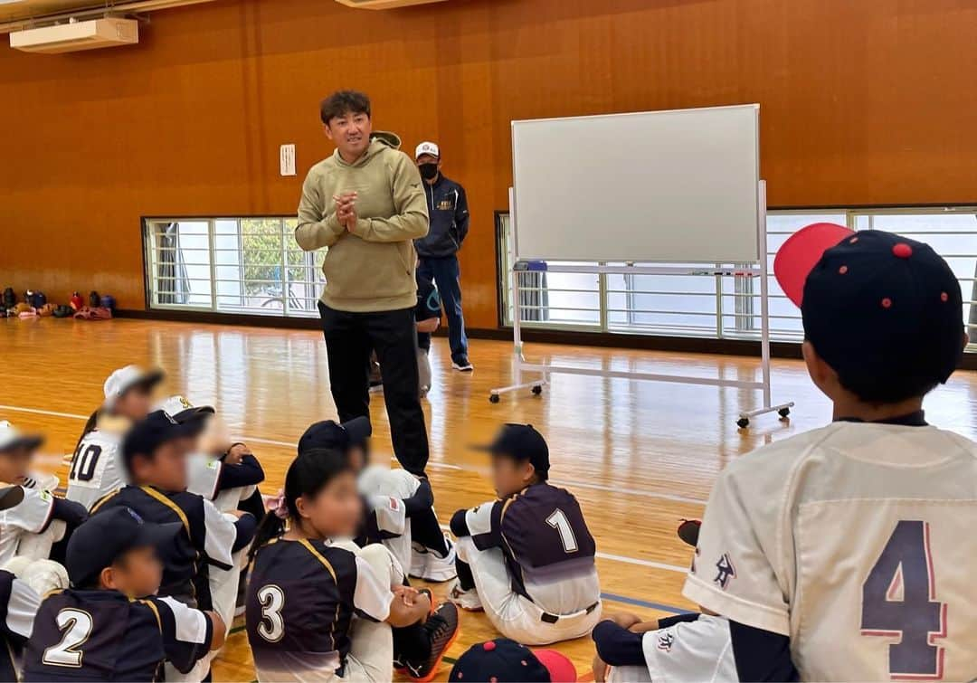 内川聖一さんのインスタグラム写真 - (内川聖一Instagram)「大分県玖珠町にて、「スポーツ×援農事業」の一環として野球教室と椎茸の収穫をしてきました。  あいにくの天気で、野球教室は室内での実施となりましたが、 子どもたちにとって思い出に残るような野球教室となってくれていたら嬉しいなと思います。  また、生まれて初めての椎茸の収穫でしたが、子どもたち以上にワクワクしながら収穫させてもらい、お昼には椎茸料理をいただきました。  本日は貴重な体験をさせて頂きありがとうございました！  #スポーツ #援農  #日本スポーツSDGs協会 #大分県 #玖珠町 #内川聖一」10月8日 22時28分 - uchikawaseiichi01