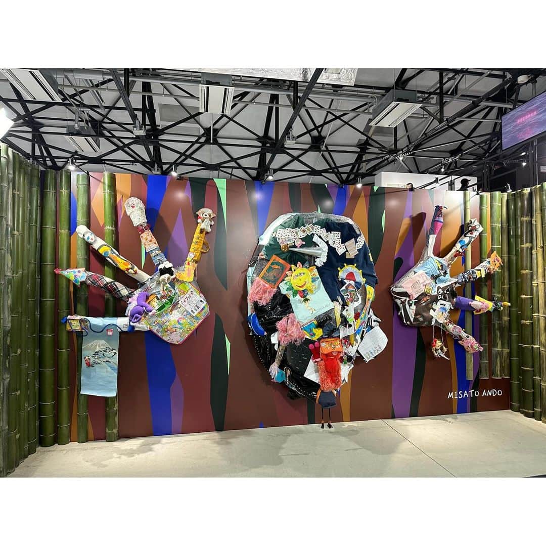 近藤洋一（サンボマスター）さんのインスタグラム写真 - (近藤洋一（サンボマスター）Instagram)「【MEET YOUR ART FESTIVAL2023】に行ってきた！  MISATO ANDOさんの展示が素晴らしかった！ 穏やかに育んだ時間とステージでの燃えるような時間。そしてそこで触れて来たぬくもりを圧縮して、圧縮して今まさに産まれようとする瞬間が目の前に迫って来て、とても胸を打たれました。すごい迫力！  MISATO ANDOさんはご存知、ex.BiSHのリンリンちゃんです。 数ヶ月前に同じステージに立った人が、新しい地平に向かっている姿に元気と勇気と刺激をいただきました！  次の作品が今からとても楽しみです！  @lingling_lingling_bish   #MISATOANDO #BiSH #リンリン #MYAF #サンボマスター」10月8日 22時30分 - yoichi_kondo_sambomaster