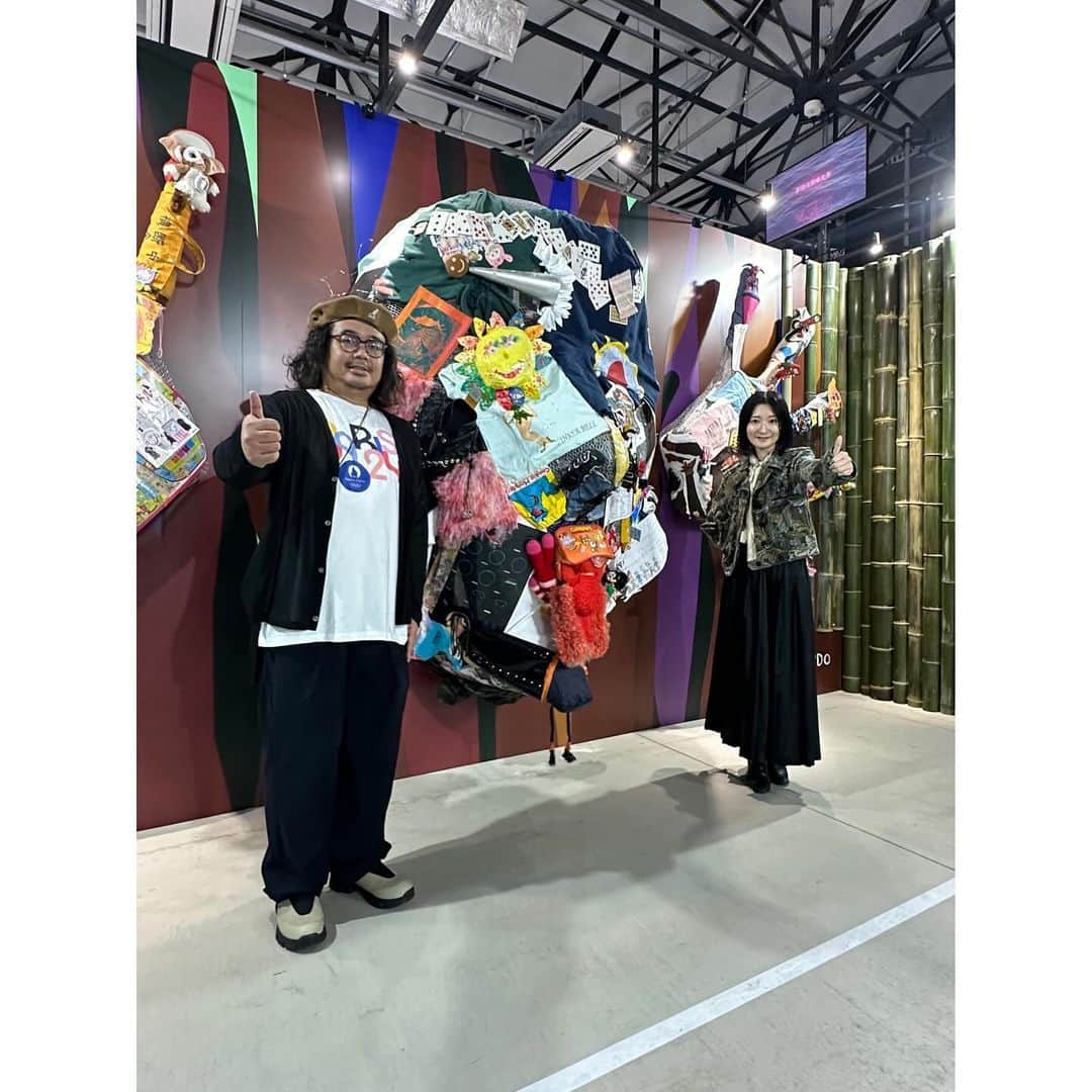 近藤洋一（サンボマスター）さんのインスタグラム写真 - (近藤洋一（サンボマスター）Instagram)「【MEET YOUR ART FESTIVAL2023】に行ってきた！  MISATO ANDOさんの展示が素晴らしかった！ 穏やかに育んだ時間とステージでの燃えるような時間。そしてそこで触れて来たぬくもりを圧縮して、圧縮して今まさに産まれようとする瞬間が目の前に迫って来て、とても胸を打たれました。すごい迫力！  MISATO ANDOさんはご存知、ex.BiSHのリンリンちゃんです。 数ヶ月前に同じステージに立った人が、新しい地平に向かっている姿に元気と勇気と刺激をいただきました！  次の作品が今からとても楽しみです！  @lingling_lingling_bish   #MISATOANDO #BiSH #リンリン #MYAF #サンボマスター」10月8日 22時30分 - yoichi_kondo_sambomaster
