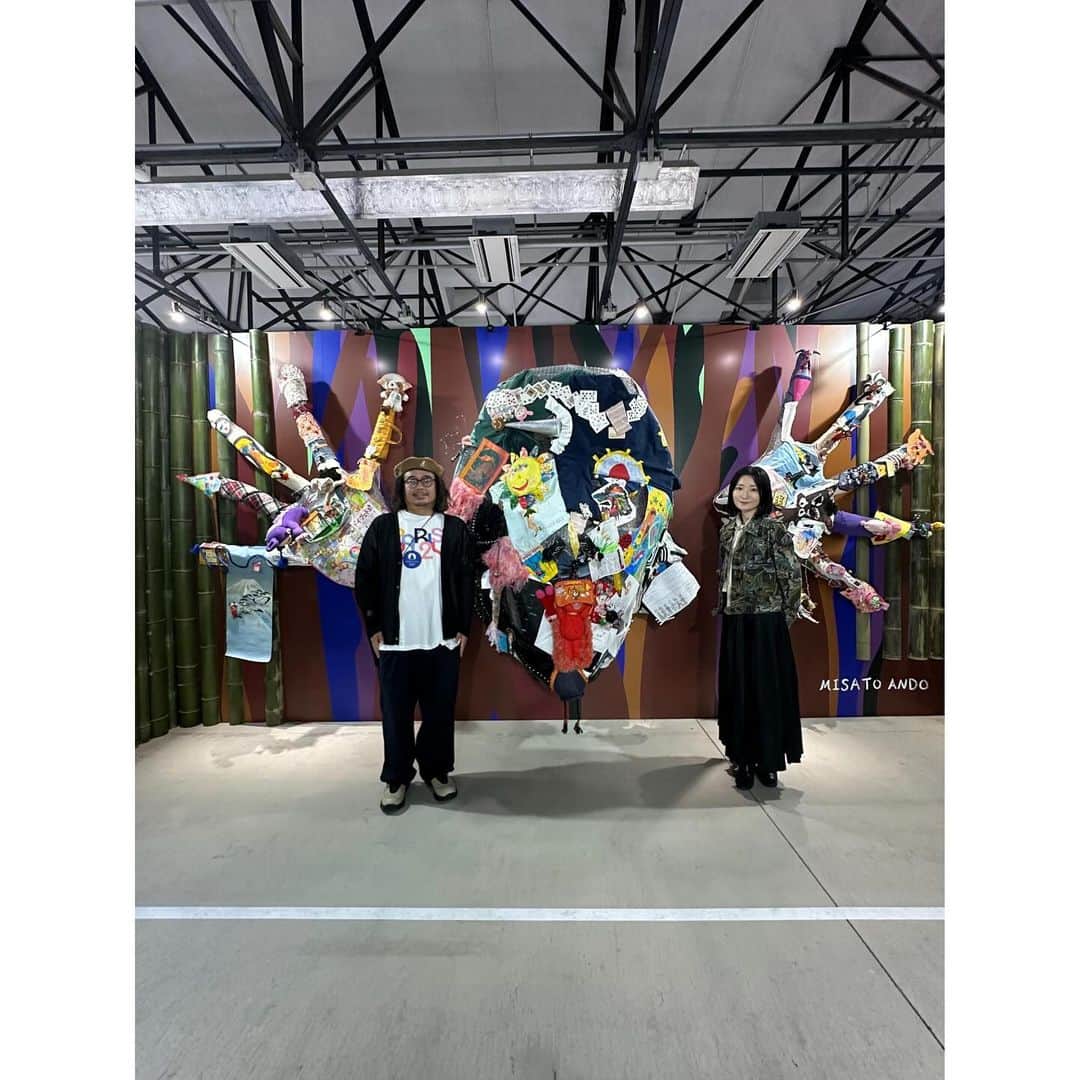 近藤洋一（サンボマスター）さんのインスタグラム写真 - (近藤洋一（サンボマスター）Instagram)「【MEET YOUR ART FESTIVAL2023】に行ってきた！  MISATO ANDOさんの展示が素晴らしかった！ 穏やかに育んだ時間とステージでの燃えるような時間。そしてそこで触れて来たぬくもりを圧縮して、圧縮して今まさに産まれようとする瞬間が目の前に迫って来て、とても胸を打たれました。すごい迫力！  MISATO ANDOさんはご存知、ex.BiSHのリンリンちゃんです。 数ヶ月前に同じステージに立った人が、新しい地平に向かっている姿に元気と勇気と刺激をいただきました！  次の作品が今からとても楽しみです！  @lingling_lingling_bish   #MISATOANDO #BiSH #リンリン #MYAF #サンボマスター」10月8日 22時30分 - yoichi_kondo_sambomaster