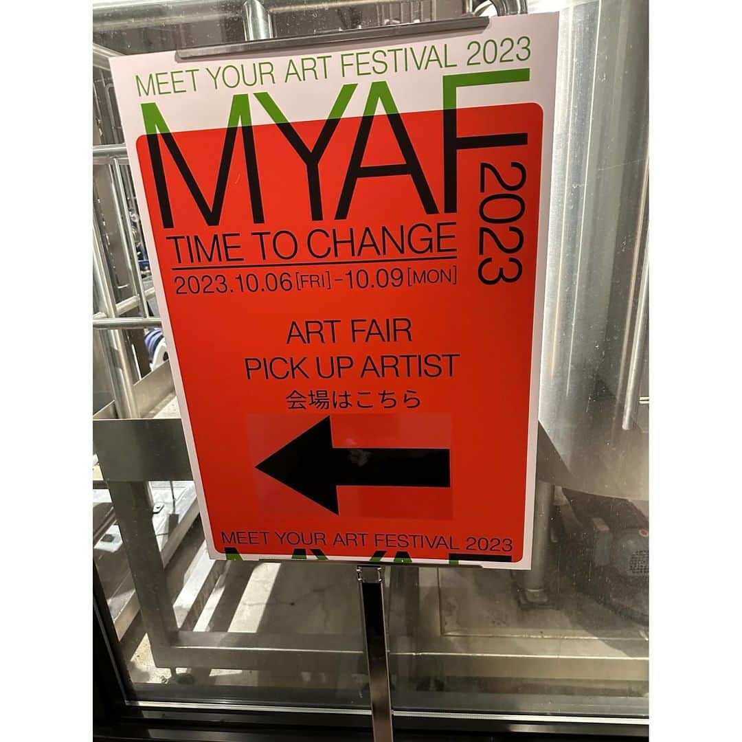 近藤洋一（サンボマスター）さんのインスタグラム写真 - (近藤洋一（サンボマスター）Instagram)「【MEET YOUR ART FESTIVAL2023】に行ってきた！  MISATO ANDOさんの展示が素晴らしかった！ 穏やかに育んだ時間とステージでの燃えるような時間。そしてそこで触れて来たぬくもりを圧縮して、圧縮して今まさに産まれようとする瞬間が目の前に迫って来て、とても胸を打たれました。すごい迫力！  MISATO ANDOさんはご存知、ex.BiSHのリンリンちゃんです。 数ヶ月前に同じステージに立った人が、新しい地平に向かっている姿に元気と勇気と刺激をいただきました！  次の作品が今からとても楽しみです！  @lingling_lingling_bish   #MISATOANDO #BiSH #リンリン #MYAF #サンボマスター」10月8日 22時30分 - yoichi_kondo_sambomaster