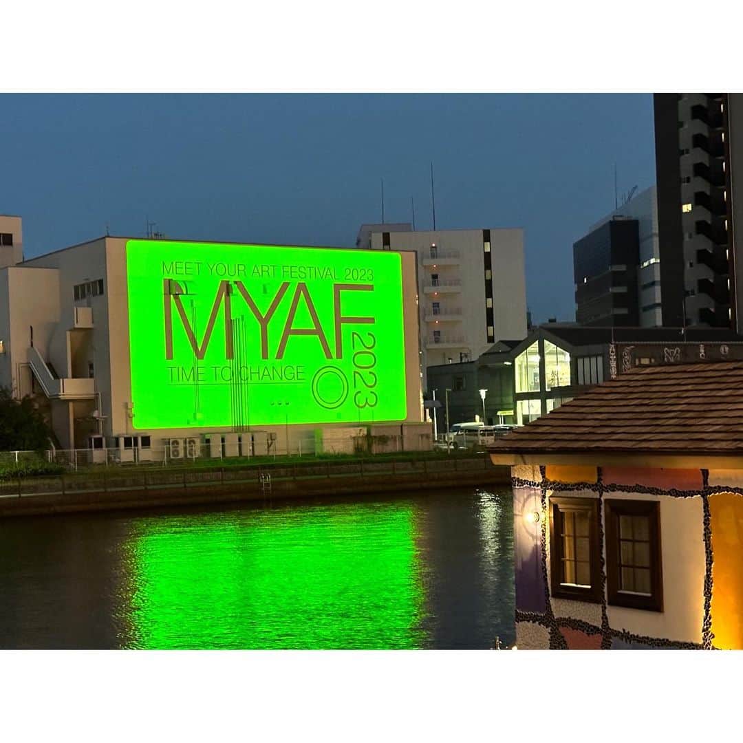 近藤洋一（サンボマスター）さんのインスタグラム写真 - (近藤洋一（サンボマスター）Instagram)「【MEET YOUR ART FESTIVAL2023】に行ってきた！  MISATO ANDOさんの展示が素晴らしかった！ 穏やかに育んだ時間とステージでの燃えるような時間。そしてそこで触れて来たぬくもりを圧縮して、圧縮して今まさに産まれようとする瞬間が目の前に迫って来て、とても胸を打たれました。すごい迫力！  MISATO ANDOさんはご存知、ex.BiSHのリンリンちゃんです。 数ヶ月前に同じステージに立った人が、新しい地平に向かっている姿に元気と勇気と刺激をいただきました！  次の作品が今からとても楽しみです！  @lingling_lingling_bish   #MISATOANDO #BiSH #リンリン #MYAF #サンボマスター」10月8日 22時30分 - yoichi_kondo_sambomaster