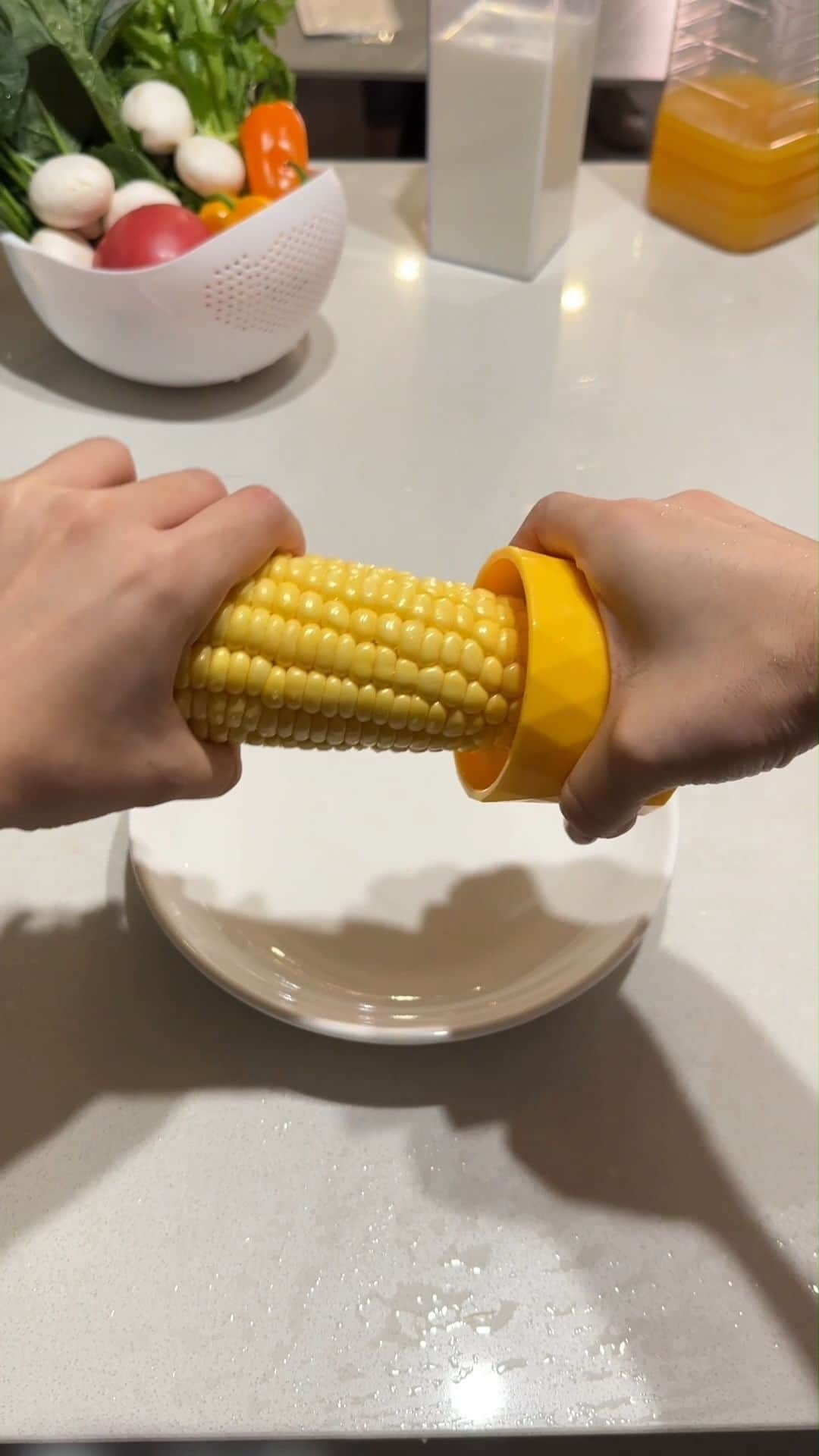 SHEINのインスタグラム：「Cutting kernels off the cob without the knife and mess? We're all ears! 🌽😉 Featuring stainless steel blades tucked inside the handle to ensure close cuts and safe handling, our corn stripping tool puts a literal twist on kitchen prep 💫   🔎 15062983  #SHEIN #SHEINforAll #SHEINstyle #fashion #chic #saveinstyle」