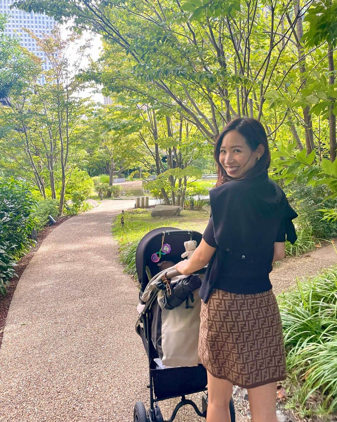 SAEKAのインスタグラム：「涼しくなってきて お散歩が心地よくなってきた♡  梅田に来年の夏 大きな公園ができるの楽しみやなぁ🌱 田舎育ちの私は都会でも やっぱりグリーンがある場所が好き ふぅって呼吸できる場所って大事🤍💚  #女の子ママ #お散歩 #大阪梅田 #歯科医師 #女医 #フィットネスモデル」
