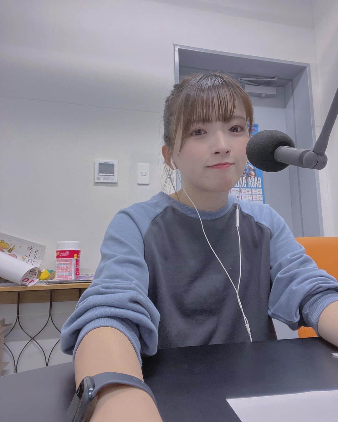 青木理奈のインスタグラム：「🎤🎤🎤  #やっとこっち側の席に慣れてきました #いつも右側の席だったので  #週末はなぜがいつもスタジオがごちゃごちゃしている」