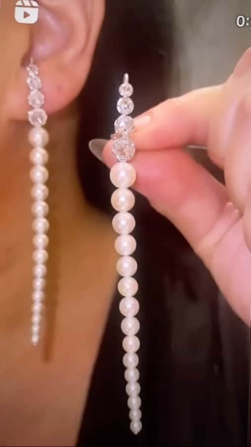 のインスタグラム：「Dreamy Shoulder Duster  Thank you @jewelson57th @bergdorfs  for the stunning post✨ Signature Prive shoulder duster✨18kt white gold with rose cut diamonds and cascading pearls   #bergdorfgoodman  #mizuki  #mizukijewels #mizukijewelry #prive #shoulder #duster #modern #pearl」