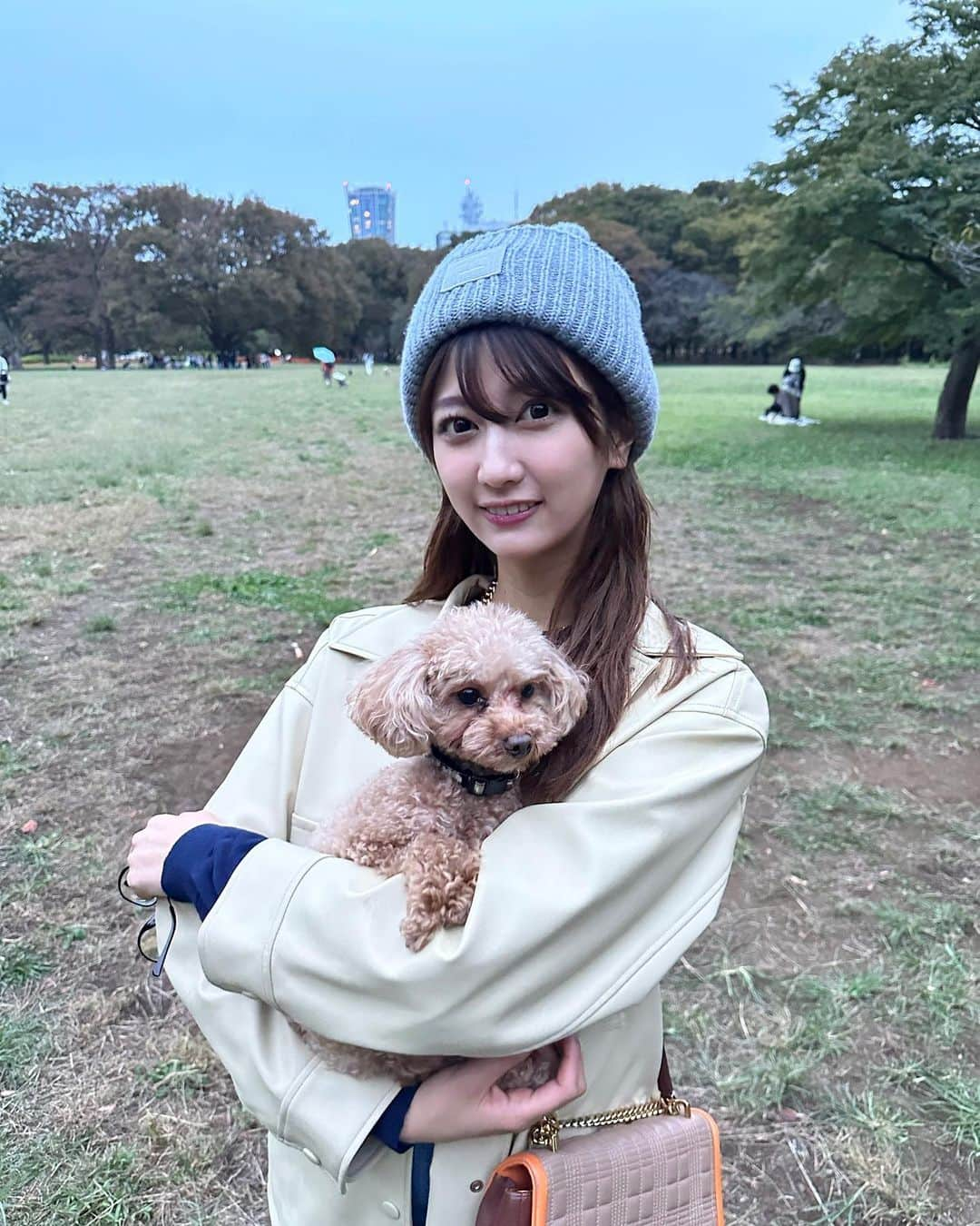 瀧山あかねのインスタグラム：「久しぶりの1日お休みでした✨  つぶと代々木公園でたっぷり遊んで たくさんお散歩しました🚶‍♀️ 今、天使はぐっすり寝てます💤  #よく頑張ったぞ自分 #みなさんもお疲れ様でした #自分で自分を褒めるぞ👏」