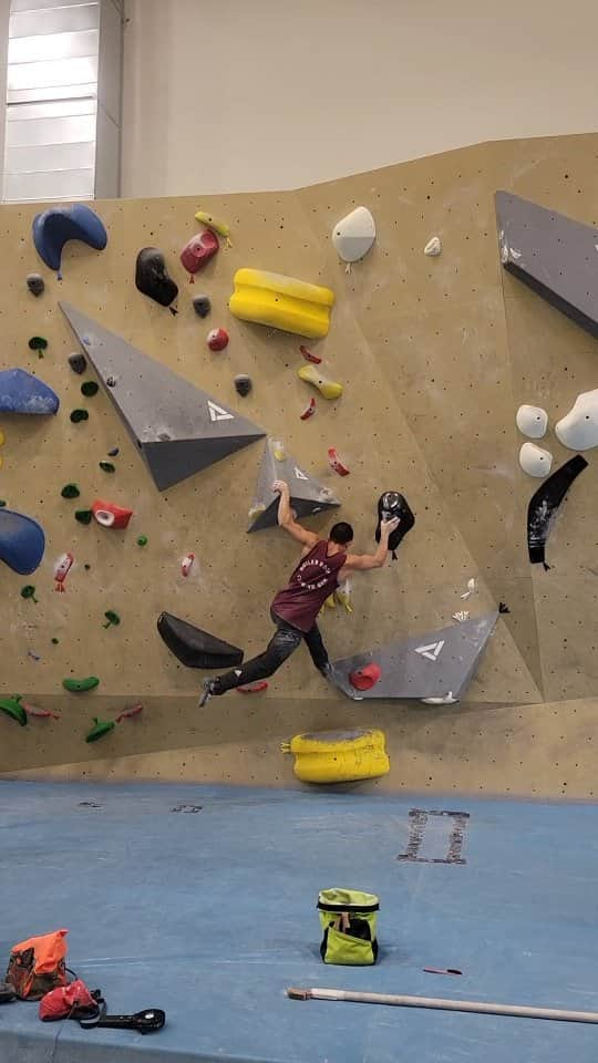 シーン・マコールのインスタグラム：「Back in Ontario at @boilerroomclimbing with teammates @alannah_yip and @jenya_kazbekova 🫡 ⠀⠀⠀⠀⠀⠀⠀⠀⠀ 10 day training camp before Pan-American Championships down in Santiago Chile 🇨🇱 ⠀⠀⠀⠀⠀⠀⠀⠀⠀ Feeling good leading in 🦾  ⠀⠀⠀⠀⠀⠀⠀⠀⠀ ⠀⠀⠀⠀⠀⠀⠀⠀⠀ ⠀⠀⠀⠀⠀⠀⠀⠀⠀ ⠀⠀⠀⠀⠀⠀⠀⠀⠀ ⠀⠀⠀⠀⠀⠀⠀⠀⠀ ⠀⠀⠀⠀⠀⠀⠀⠀⠀ ⠀⠀⠀⠀⠀⠀⠀⠀⠀ @scarpana | @boilerroomclimbing | @mec | @flashedclimbing | @team_edelrid  #climbing #train #canada #athlete #sports #power #fitness #work #workhard #workout #strength #ninja #gym #fun #climbing_photos_of_instagram #santiago2023 #bouldering」