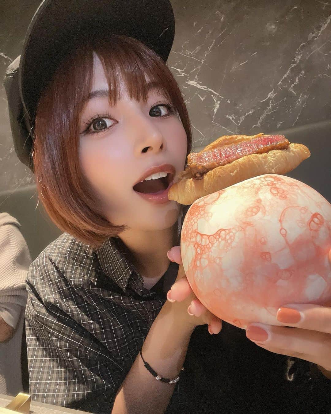 のインスタグラム：「🌕  麻布十番にある創作焼肉店 #牛に金棒 さんに行ってきました〜！  コース料理全部美味しかった🥹♡  普段量に気をつけているけど、珍しくお代わりまでしてしまうくらい🤤🤤  食器も可愛くて、お肉の余分な油が落ちるようなお皿があったりと細かいところまで気分を上げてくれるお店でした！  みさめろちゃんとあんちゃんとあやちゃん には出会ってから沢山会ってる🫶 いつも1人で遊んでるって言ったら沢山外に連れ出してくれてありがとう💃笑  #東京グルメ #麻布十番 #麻布十番グルメ #焼肉 #女子会」