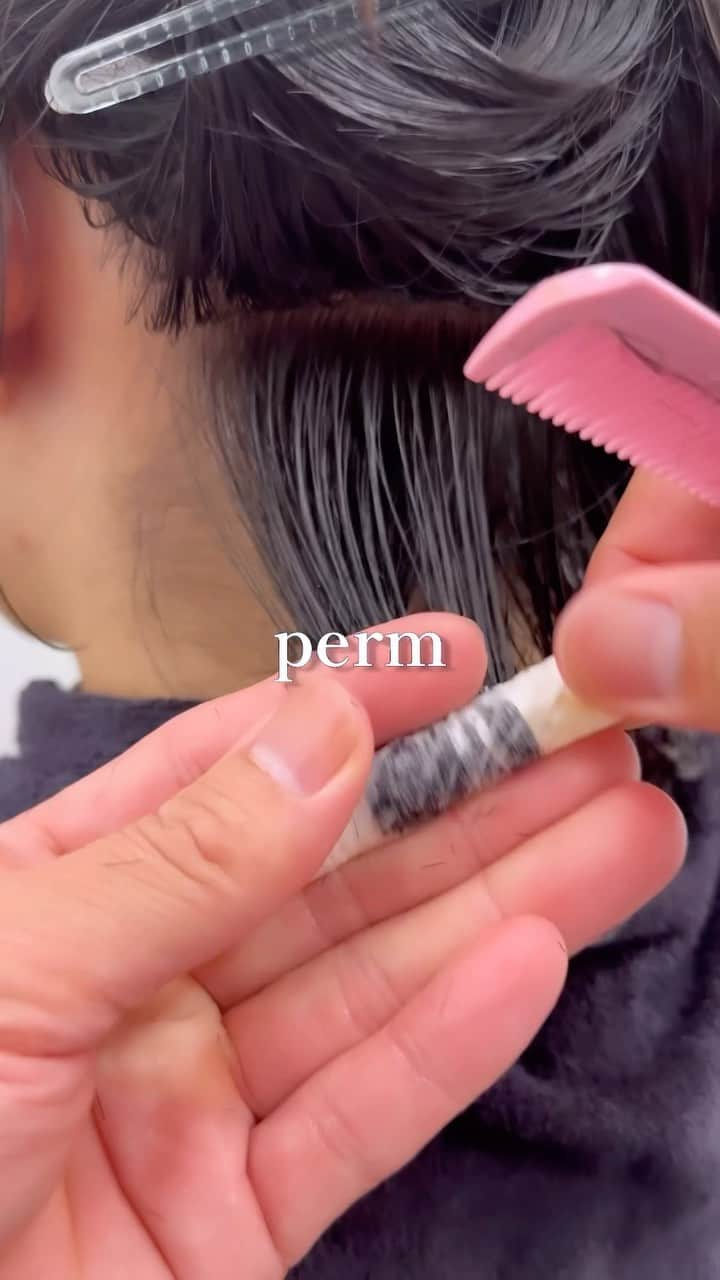 Seiichiro Kawakamiのインスタグラム：「perm🧚 . ➖➖➖➖➖➖➖➖➖➖➖➖➖➖ . 《《　ご予約　》》 【平日】10時～20時 〜【Price】〜 カット_6800円 カラー_8800円 カット＋カラー_12000円 カット＋ダブルカラー_21000円 カット＋3Dハイライト_21000円 カット＋パーマ_13000円 カット＋縮毛矯正_21000円 髪質改善トリートメント_8800円 . ➖➖➖➖➖➖➖➖➖➖➖➖➖➖ . #cut #bob #カット動画 #切 #銀座美容室」