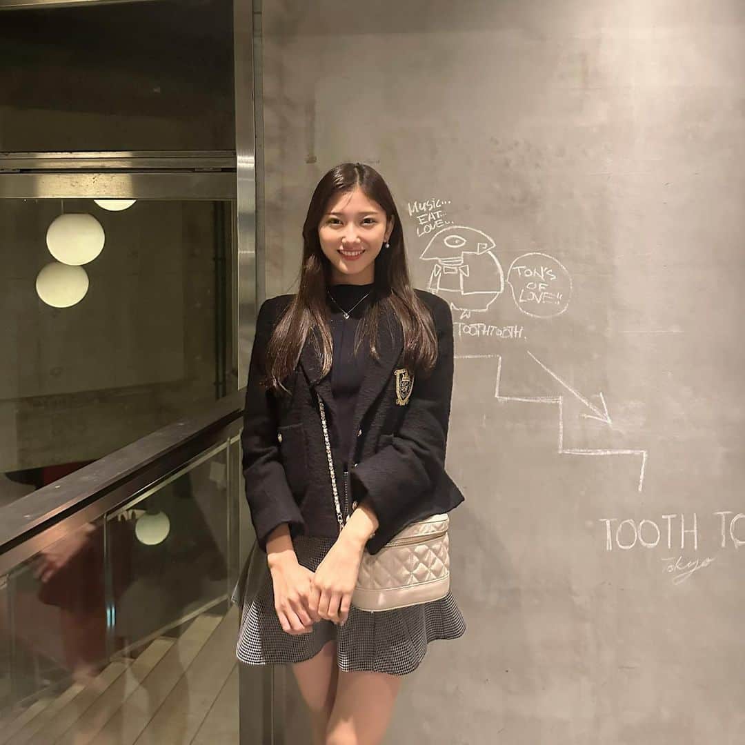 丸山蘭奈のインスタグラム：「ミス日本第一期勉強会1日目③ 「SNSブランディング」 BuddyCompass 取締役CBO／チーフブランドオフィサー 田井中友裕先生  SNSでのセルフブランディングの重要性やリテラシーについて学ばせていただきました。  SNSでは他者ではなく、自分自身が、自分をどう見せるのか考える必要があります。 私はSNSに対して苦手意識がありますが、この講義から、SNSは自分を知ってもらうことができる一つの手段であることを改めて実感し、自分自身をより良く見せたい、セルフブランディングについてもっと考えようと思いました。  私は小学生の頃からブログ、中学生の頃はTwitter、高校生の頃からInstagramを使っていて、SNSは私にとってすごく身近なものです。身近なものだからこそあるリスク。リスク管理を徹底していきたいです。  この講義を通して、SNSに対しての苦手意識を少し克服することができました🪄 田井中先生、ありがとうございました✨」