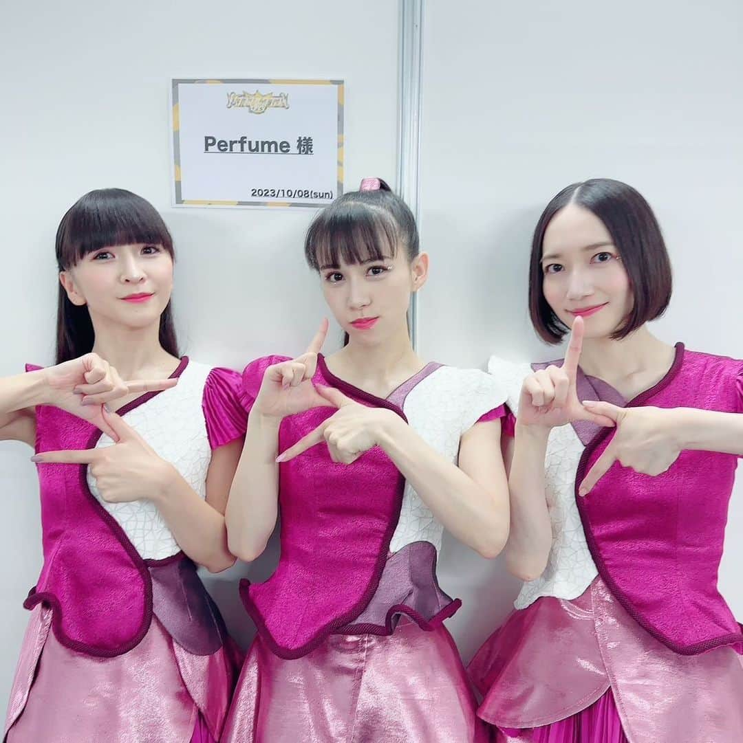 Perfumeさんのインスタグラム写真 - (PerfumeInstagram)「「イナズマロックフェス2023」 ありがとうございました！  あいにくの天気で初出演でしたが 皆さまの温かい声援で 大盛り上がりのステージでした🔥  Perfume COSTUME MUSEUM開催中ということで 2015年の衣装を着用🙌🏻  Thank you Inazuma Rock 2023!  It was our first time participating but you guys were so weloming! You were on fire🔥  #prfm」10月8日 22時43分 - prfm_official