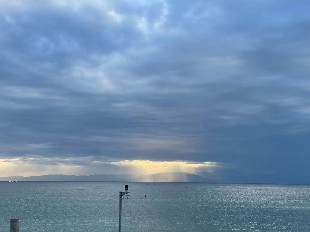 小橋めぐみのインスタグラム：「秋の海と、天使のはしご。」