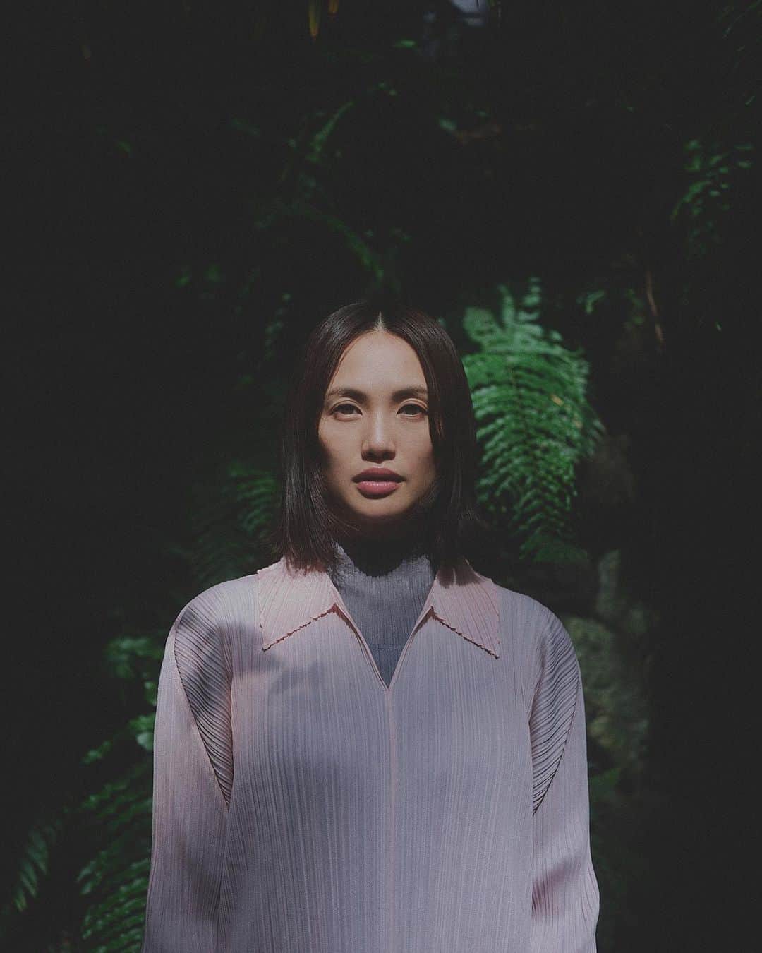 The Fashion Postさんのインスタグラム写真 - (The Fashion PostInstagram)「#fashion PLEATS PLEASE ISSEY MIYAKE with Asami Usuda 『臼田あさ美が導かれた、秋冬に遊ぶプリーツ プリーズ イッセイ ミヤケの色彩 vol.2』  身体の動きによく馴染み、個々のシルエットに寄り添う独自のプリーツが特徴的な PLEATS PLEASE ISSEY MIYAKE (プリーツ プリーズ イッセイ ミヤケ)。素材や縫製、加工などの技法を追求し続けるイッセイ ミヤケが、世界中の人が日常的にまとえる服として、パリコレクションで発表したのは今から30年前のこと。  プリーツを通して着る歓び、着る自由を表現してきた PLEATS PLEASE ISSEY MIYAKE は、月ごとに違った色で遊び心を表現。深みのある色合いと淡く優しい色合いが登場する「MONTHLY COLORS OCTOBER」だが、今月に魅せるのは、花々に霜が降りた様子をイメージした柔らかな色彩。  女優として、映画やドラマなどの第一線で活躍を続ける臼田あさ美。強い表現力で人々を惹きつけてやまない彼女が時折垣間見せる優しい表情は、まさに「MONTHLY COLORS OCTOBER」で表現された冬の花を彷彿とさせる。肌馴染みのいい柔和な色合いが光を浴びて、花開いたかのように美しい (第2回/第4回)。  model: Asami Usuda photographer: Masaya Tanaka styling: Setsuko Morigami hair & makeup: Momiji Saito edit & text: Shiyori Kawamura & Manaha Hosoda & Miu Nakamura  #tfp #thefashionpost #pleatspleaseisseymiyake #プリーツプリーズイッセイミヤケ #臼田あさ美 #asamiusuda #ad」10月9日 18時00分 - tfpjp