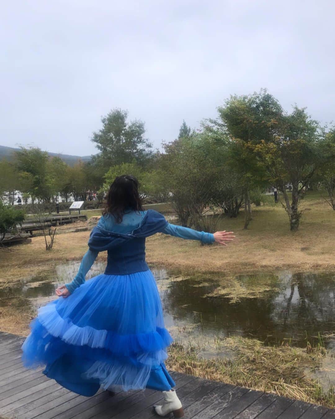 高城れにさんのインスタグラム写真 - (高城れにInstagram)「富士山イメージのお衣装🩵💙  ブルーは紫と同じくらい好きだから嬉しいんだぁ😊☝🏻🍀  #マウントフジマキ  #2023 #富士山 #山中湖 #🩵💙」10月8日 22時48分 - takagireni_official