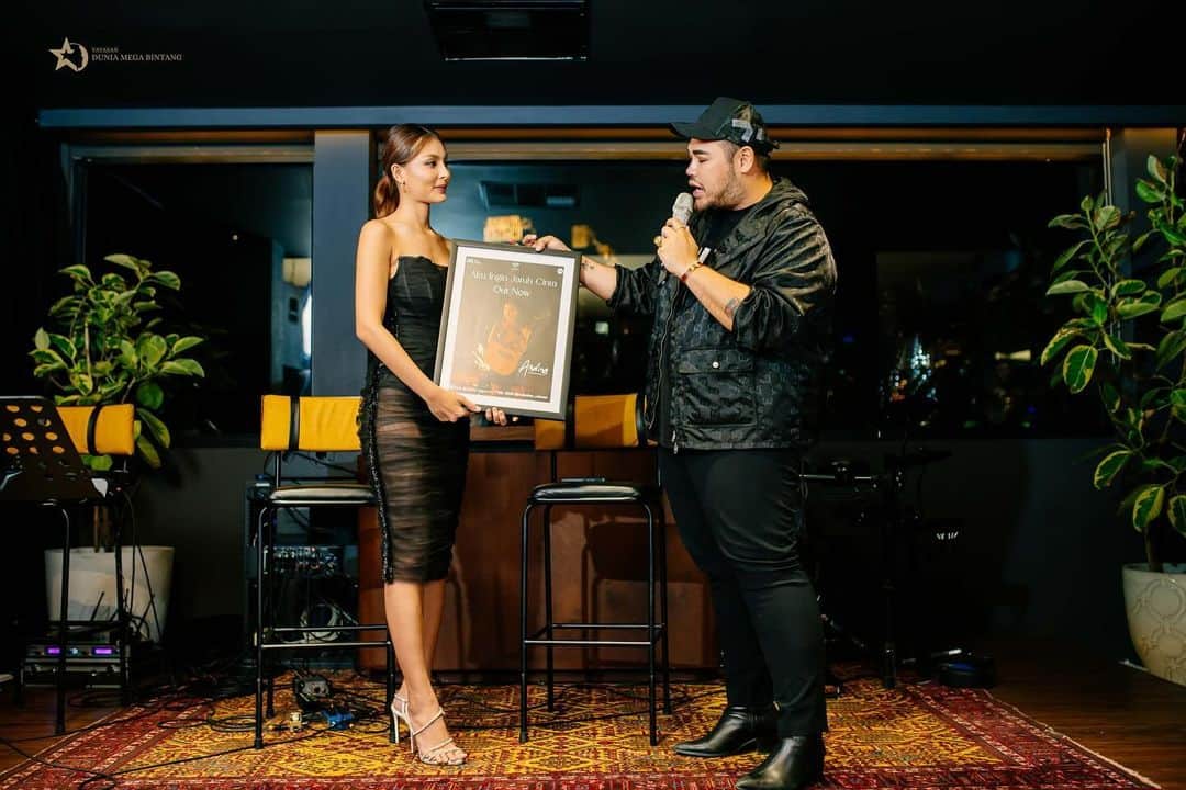 Ivan Gunawanのインスタグラム：「Andina secara simbolis kaka memberikan selamat  atas  lonching single kam'aku ingin  jatuh  cinta' semoga  lagu  ini relate  dengan merka  yg sedang galau  hahahahahha  @passionvibeid  @glamshineofficial thank you❤️❤️❤️ aldo @pennjakarta thank  kesayangan👑」