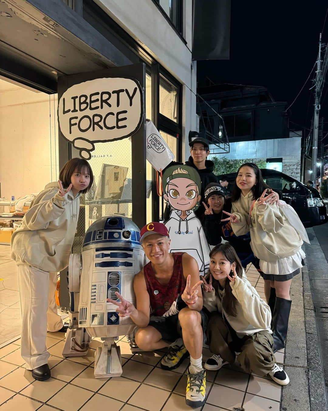 照屋 健太郎さんのインスタグラム写真 - (照屋 健太郎Instagram)「STAR WARS コレクションを無事に発表できて、大好きなスターウォーズのキャラクターに囲まれて、原宿POP UPは夢みたいな時間でした(キャラクターが集合して1枚目の写真撮ったとき、嬉しすぎて泣きそうになってました)  LIBERTY FORCEファンの皆さま、いつも僕がやりたいことを応援・協力してくれる家族、仲間、チームに感謝しています🙏🙇  好きなことを実現させるのは大変だけど、こうした瞬間があるからまた全力で頑張ろうって思えます✊🔥  #世界から注目される沖縄へ #LIBERTYFORCE #CHASEYOURBRIGHTFUTURE #STARWARS #R2D2 #C3PO #CHEWBACCA #EWOK #スターウォーズ #スターウォーズグッズ」10月8日 13時51分 - libertyforce_teruya