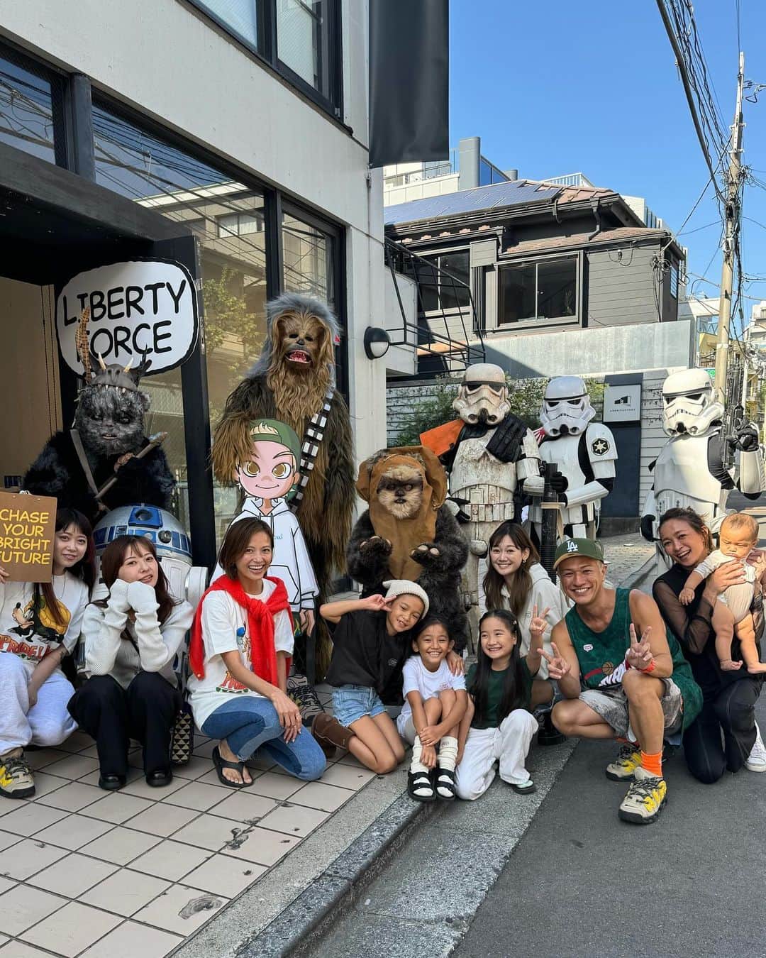 照屋 健太郎さんのインスタグラム写真 - (照屋 健太郎Instagram)「STAR WARS コレクションを無事に発表できて、大好きなスターウォーズのキャラクターに囲まれて、原宿POP UPは夢みたいな時間でした(キャラクターが集合して1枚目の写真撮ったとき、嬉しすぎて泣きそうになってました)  LIBERTY FORCEファンの皆さま、いつも僕がやりたいことを応援・協力してくれる家族、仲間、チームに感謝しています🙏🙇  好きなことを実現させるのは大変だけど、こうした瞬間があるからまた全力で頑張ろうって思えます✊🔥  #世界から注目される沖縄へ #LIBERTYFORCE #CHASEYOURBRIGHTFUTURE #STARWARS #R2D2 #C3PO #CHEWBACCA #EWOK #スターウォーズ #スターウォーズグッズ」10月8日 13時51分 - libertyforce_teruya