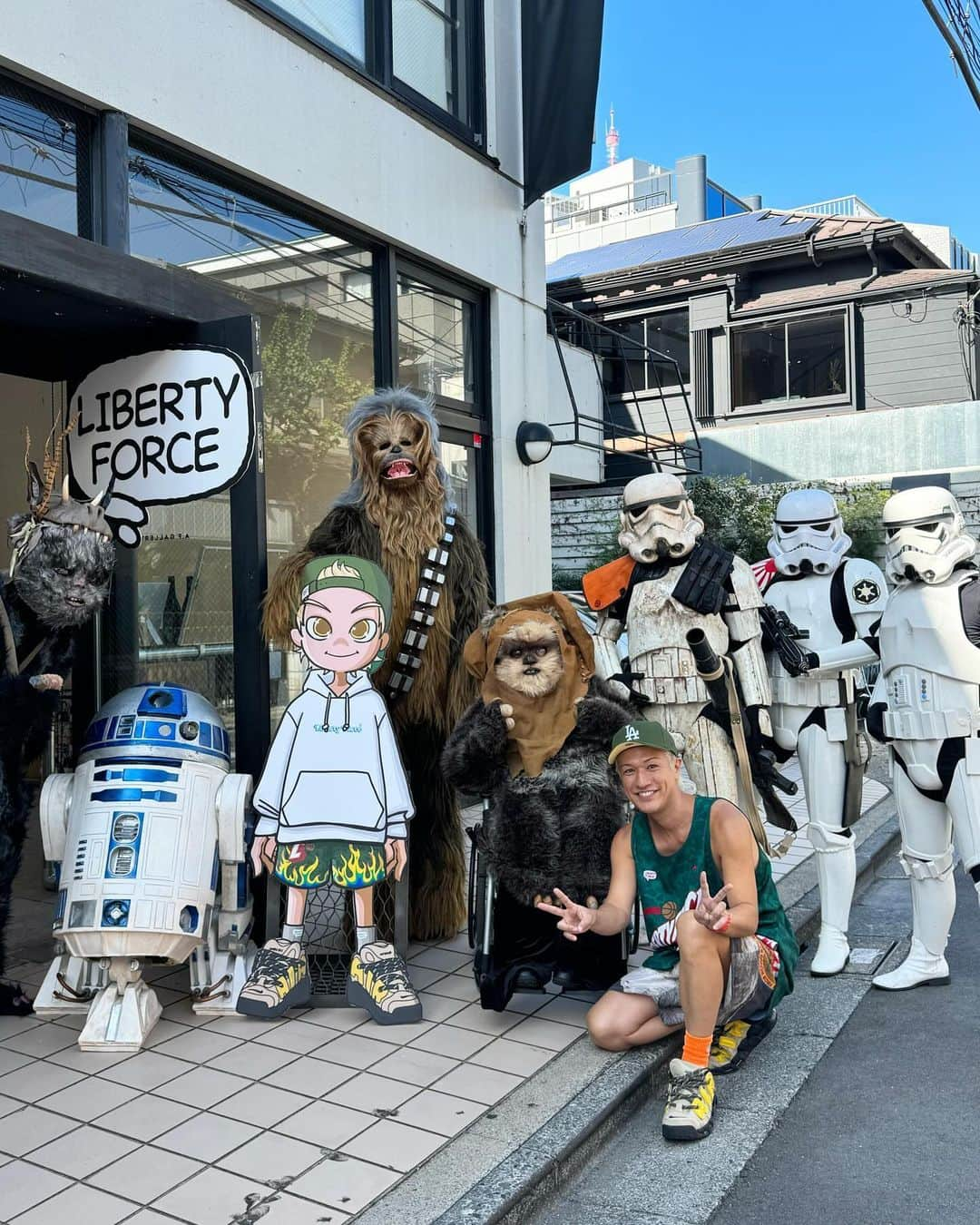 照屋 健太郎さんのインスタグラム写真 - (照屋 健太郎Instagram)「STAR WARS コレクションを無事に発表できて、大好きなスターウォーズのキャラクターに囲まれて、原宿POP UPは夢みたいな時間でした(キャラクターが集合して1枚目の写真撮ったとき、嬉しすぎて泣きそうになってました)  LIBERTY FORCEファンの皆さま、いつも僕がやりたいことを応援・協力してくれる家族、仲間、チームに感謝しています🙏🙇  好きなことを実現させるのは大変だけど、こうした瞬間があるからまた全力で頑張ろうって思えます✊🔥  #世界から注目される沖縄へ #LIBERTYFORCE #CHASEYOURBRIGHTFUTURE #STARWARS #R2D2 #C3PO #CHEWBACCA #EWOK #スターウォーズ #スターウォーズグッズ」10月8日 13時51分 - libertyforce_teruya