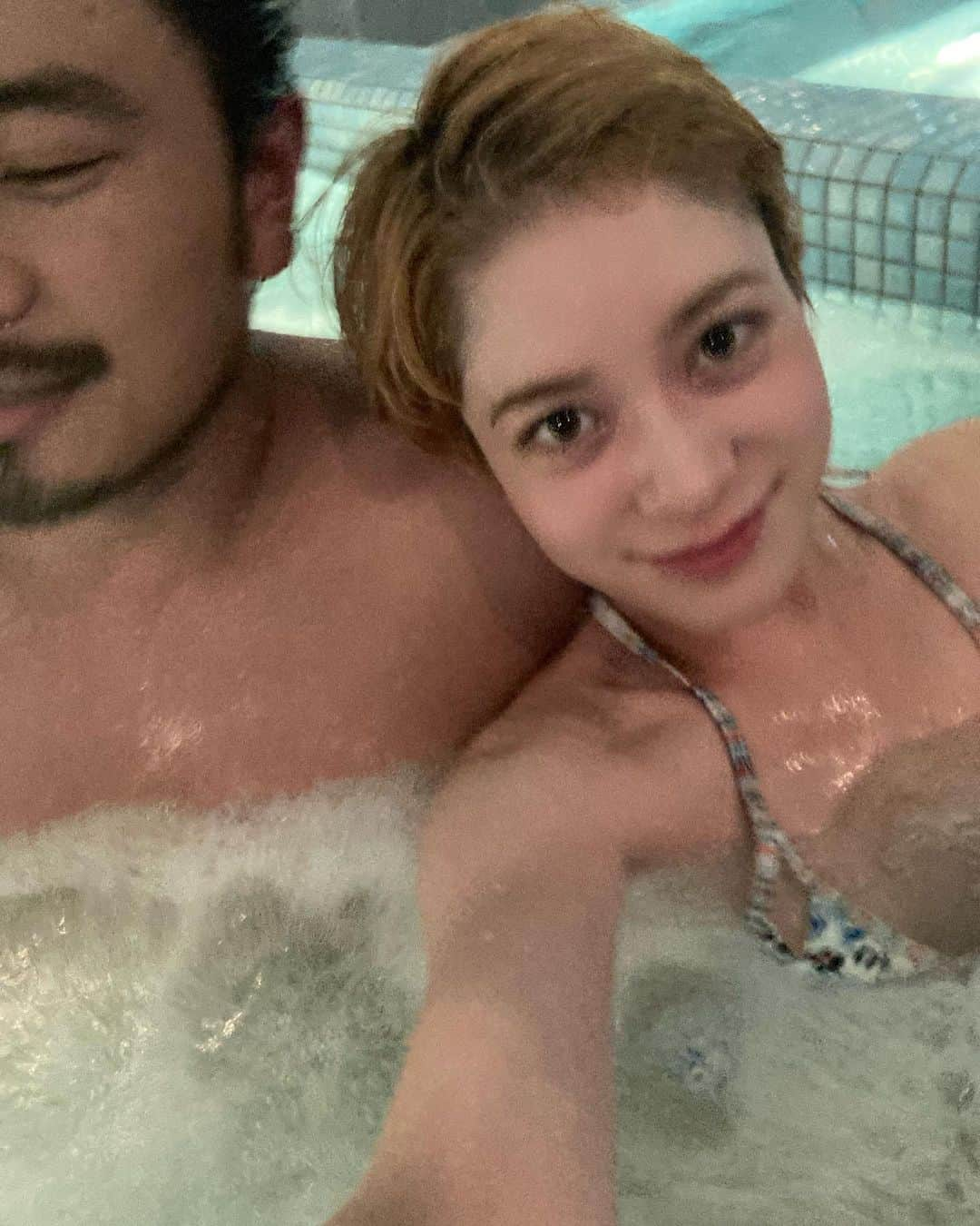 工藤ジェニファー茉侑さんのインスタグラム写真 - (工藤ジェニファー茉侑Instagram)「泰介さん35歳になりました👏  もう12年も一緒に年を重ねてきた。人生の3分の1程を隣で過ごしてきた。なんなら思春期から考えたら人生の半分以上を。大人になってからで考えればそのほとんどの時間を共に生きてきたわけで。  それなりに、とゆうか人並み以上に?喧嘩やupdownや試練もあるけれど、誰になんと言われようと崩れない信頼とか揺るぎない絆を感じられています。  "愛がなにか？"はやっぱりまだわからないけれど… 夫婦の形の正解も知らないけど… この人の笑顔が守られますように、と今年も強く思いました。  お父さんにしてあげたい･なって欲しい。私のこと溺愛する夫が子どもにヤキモチ妬いて私を取り合ったりする姿をニヤニヤ見るのが夢。自分の夢を重ねられることなんかが愛の方法であってもいいんじゃないかなと思ったり。他人と出会って家族になって自分の夢を託すなんておこがましいことができちゃうのって愛のパワーじゃね？ 30代後半もパワー増し増しでいこうね♡ お誕生日おめでとう @tk928   #夫婦デート #夫婦生活　#夫婦旅行 #夫婦関係 #妊活　#妊活記録 #8hotel #sauna #サウナ　#サウナイキタイ #サウナ女子 #サウナー #サウナ部 #サウナ好き @8hotel_fujisawa」10月8日 14時05分 - jennifermayu_s