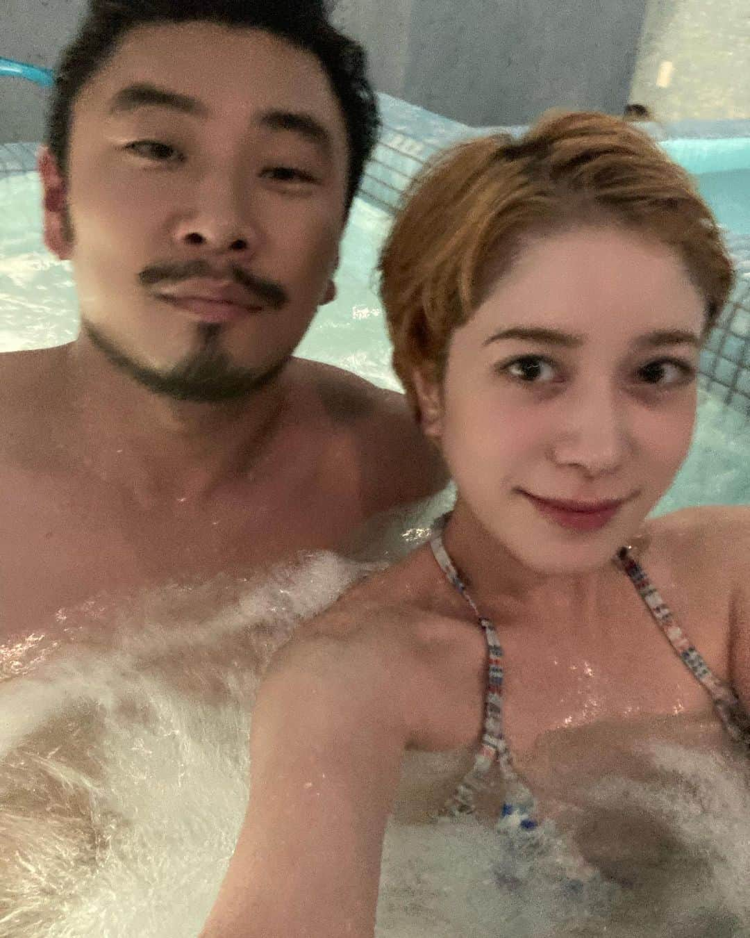 工藤ジェニファー茉侑さんのインスタグラム写真 - (工藤ジェニファー茉侑Instagram)「泰介さん35歳になりました👏  もう12年も一緒に年を重ねてきた。人生の3分の1程を隣で過ごしてきた。なんなら思春期から考えたら人生の半分以上を。大人になってからで考えればそのほとんどの時間を共に生きてきたわけで。  それなりに、とゆうか人並み以上に?喧嘩やupdownや試練もあるけれど、誰になんと言われようと崩れない信頼とか揺るぎない絆を感じられています。  "愛がなにか？"はやっぱりまだわからないけれど… 夫婦の形の正解も知らないけど… この人の笑顔が守られますように、と今年も強く思いました。  お父さんにしてあげたい･なって欲しい。私のこと溺愛する夫が子どもにヤキモチ妬いて私を取り合ったりする姿をニヤニヤ見るのが夢。自分の夢を重ねられることなんかが愛の方法であってもいいんじゃないかなと思ったり。他人と出会って家族になって自分の夢を託すなんておこがましいことができちゃうのって愛のパワーじゃね？ 30代後半もパワー増し増しでいこうね♡ お誕生日おめでとう @tk928   #夫婦デート #夫婦生活　#夫婦旅行 #夫婦関係 #妊活　#妊活記録 #8hotel #sauna #サウナ　#サウナイキタイ #サウナ女子 #サウナー #サウナ部 #サウナ好き @8hotel_fujisawa」10月8日 14時05分 - jennifermayu_s