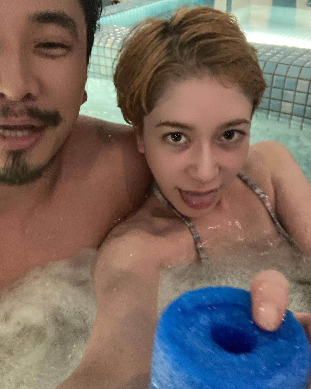 工藤ジェニファー茉侑さんのインスタグラム写真 - (工藤ジェニファー茉侑Instagram)「泰介さん35歳になりました👏  もう12年も一緒に年を重ねてきた。人生の3分の1程を隣で過ごしてきた。なんなら思春期から考えたら人生の半分以上を。大人になってからで考えればそのほとんどの時間を共に生きてきたわけで。  それなりに、とゆうか人並み以上に?喧嘩やupdownや試練もあるけれど、誰になんと言われようと崩れない信頼とか揺るぎない絆を感じられています。  "愛がなにか？"はやっぱりまだわからないけれど… 夫婦の形の正解も知らないけど… この人の笑顔が守られますように、と今年も強く思いました。  お父さんにしてあげたい･なって欲しい。私のこと溺愛する夫が子どもにヤキモチ妬いて私を取り合ったりする姿をニヤニヤ見るのが夢。自分の夢を重ねられることなんかが愛の方法であってもいいんじゃないかなと思ったり。他人と出会って家族になって自分の夢を託すなんておこがましいことができちゃうのって愛のパワーじゃね？ 30代後半もパワー増し増しでいこうね♡ お誕生日おめでとう @tk928   #夫婦デート #夫婦生活　#夫婦旅行 #夫婦関係 #妊活　#妊活記録 #8hotel #sauna #サウナ　#サウナイキタイ #サウナ女子 #サウナー #サウナ部 #サウナ好き @8hotel_fujisawa」10月8日 14時05分 - jennifermayu_s