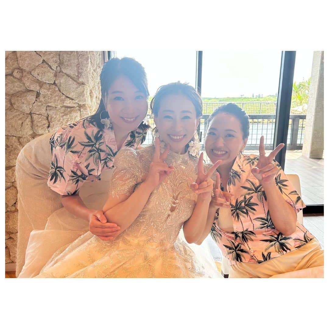 真愛涼歌さんのインスタグラム写真 - (真愛涼歌Instagram)「2023.10.1👰‍♀️🤵‍♂️🫧🕊️💍 * 大切な家族、そして家族といっても過言ではない友人に見守ってもらい結婚式を挙げることが出来ました🕊️🫧  入籍してからもぅすぐ3年。 コロナ禍であったり、子供も産まれバタバタの日常に、 どこか諦めかけていた結婚式。。。 やって良かった✨出来て良かったぁ🥹🕊️🫧  大好きな宮古島で、 大好きなママにベールを下ろしてもらい、 大好きなパパと腕を組み。 愛する夫と娘の元へ🤍 チャペルの扉が開くと…。。。 まさかの皆んなめちゃ泣いてて🥹🤍 私の為に涙を流してくれる最高の友人に出逢えた事、 改めて幸せに思いました🤍  笑いあり、涙ありの結婚式🕊️🫧  全員お揃いのアロハはピンク🩷 これが大正解だったー🥰💓💓  👶🏻もドレスアップして🤍 おせんべい攻撃でなんとかご機嫌で居てくれて感謝🥰🫧  大人になり家族全員でこうして旅行に来れる事も なかなかないので、思う存分楽しんでめちゃくちゃ良い思い出が出来ました✈️🏖️💕 そしてせっかくなので長期滞在🌺🏖️ 満喫したのでその写真もアップしたーい😆🙌  結婚式に携わってくださった皆様ありがとうございました🥰🩷🩷 #ワタベウェディング  #リゾートwedding  #リゾ婚  #リゾ婚宮古島  #一目惚れしたチャペル #シギラミラージュベイサイドチャペル  #シギラミラージュ  #一目惚れしたドレス  #seridress  #エスエリドレス  #weddingdress  #感動  #お店の空間もスペシャル #夢の世界  #ブライダルエステ  #salonden  産後なかなか痩せる事が出来なくて…。🐽🐷 めちゃくちゃお世話になったブライダルエステは@salon_de.n さんの金田さん😭💓 感謝しかありません🥹💕 目指せガリガリには程遠かったけど… なんとか皆んなに『痩せたぁ〜！！』と言ってもらえるまで頑張りました🤭🤍」10月8日 14時06分 - maimaaimaaai.k