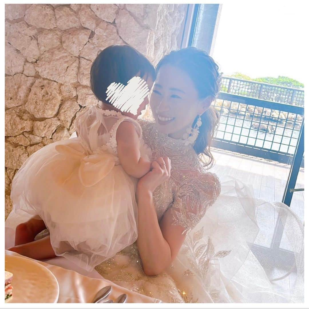 真愛涼歌さんのインスタグラム写真 - (真愛涼歌Instagram)「2023.10.1👰‍♀️🤵‍♂️🫧🕊️💍 * 大切な家族、そして家族といっても過言ではない友人に見守ってもらい結婚式を挙げることが出来ました🕊️🫧  入籍してからもぅすぐ3年。 コロナ禍であったり、子供も産まれバタバタの日常に、 どこか諦めかけていた結婚式。。。 やって良かった✨出来て良かったぁ🥹🕊️🫧  大好きな宮古島で、 大好きなママにベールを下ろしてもらい、 大好きなパパと腕を組み。 愛する夫と娘の元へ🤍 チャペルの扉が開くと…。。。 まさかの皆んなめちゃ泣いてて🥹🤍 私の為に涙を流してくれる最高の友人に出逢えた事、 改めて幸せに思いました🤍  笑いあり、涙ありの結婚式🕊️🫧  全員お揃いのアロハはピンク🩷 これが大正解だったー🥰💓💓  👶🏻もドレスアップして🤍 おせんべい攻撃でなんとかご機嫌で居てくれて感謝🥰🫧  大人になり家族全員でこうして旅行に来れる事も なかなかないので、思う存分楽しんでめちゃくちゃ良い思い出が出来ました✈️🏖️💕 そしてせっかくなので長期滞在🌺🏖️ 満喫したのでその写真もアップしたーい😆🙌  結婚式に携わってくださった皆様ありがとうございました🥰🩷🩷 #ワタベウェディング  #リゾートwedding  #リゾ婚  #リゾ婚宮古島  #一目惚れしたチャペル #シギラミラージュベイサイドチャペル  #シギラミラージュ  #一目惚れしたドレス  #seridress  #エスエリドレス  #weddingdress  #感動  #お店の空間もスペシャル #夢の世界  #ブライダルエステ  #salonden  産後なかなか痩せる事が出来なくて…。🐽🐷 めちゃくちゃお世話になったブライダルエステは@salon_de.n さんの金田さん😭💓 感謝しかありません🥹💕 目指せガリガリには程遠かったけど… なんとか皆んなに『痩せたぁ〜！！』と言ってもらえるまで頑張りました🤭🤍」10月8日 14時06分 - maimaaimaaai.k