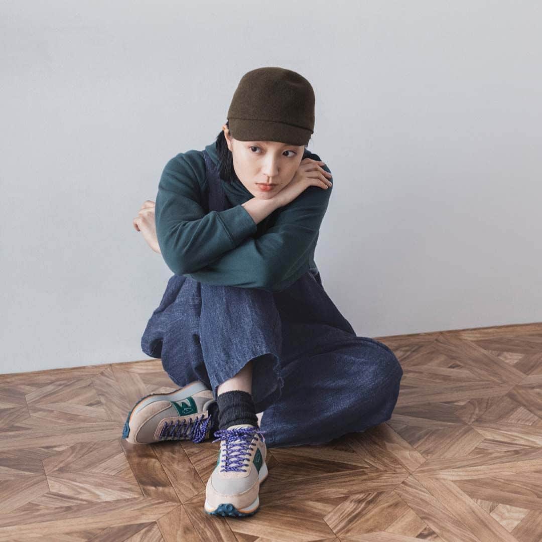 ナチュランのインスタグラム：「【 KARHU 】北欧ならではの豊かな彩り マルチカラースニーカー  ・  北欧を代表するスポーツシューズブランド「KARHU」から、 おしゃれで歩きやすい万能スニーカーの新作が届きました。  ナチュランスタッフの中でも愛用者が多いカルフは、 ナチュラルテイストの洋服とも好相性。  フィンランドのブランドならではの豊かな彩りが素敵なマルチカラースニーカーで、秋のお出かけをお楽しみください。  ----------------------------- 　KARHU -----------------------------  ■アルバトロス　コントロール　スニーカー(アイリッシュクリーム×アベンチュリン) ¥15,400 (税込) [ 注文番号：SED-2K83-4152-A ]  ■アリア95　スニーカー　23FWカラー(ダークフォレスト×ディープラグーン) ¥18,700 (税込) [ 注文番号：SED-2K83-4149-A ]  ■シンクロンクラシックス(オージー) ¥19,800 (税込) [ 注文番号：SED-2K76-8007-A ]  -----------------------------  ▶️商品詳細やお買い物は写真のタグをタップ またはプロフィール（@natulan_official）から 「ナチュラン」のサイトにアクセスして 注文番号や商品名を検索してみてくださいね。  #lifewear #fashion #natulan #今日のコーデ #コーディネート #ファッション #ナチュラル #ナチュラン #日々の暮らし #暮らしを楽しむ #シンプルライフ #シンプルコーデ #大人女子 #大人カジュアルコーデ #シューズ #スニーカー #スニーカーコーデ #秋 #秋コーデ #カルフ #KARHU #natulan_official.」