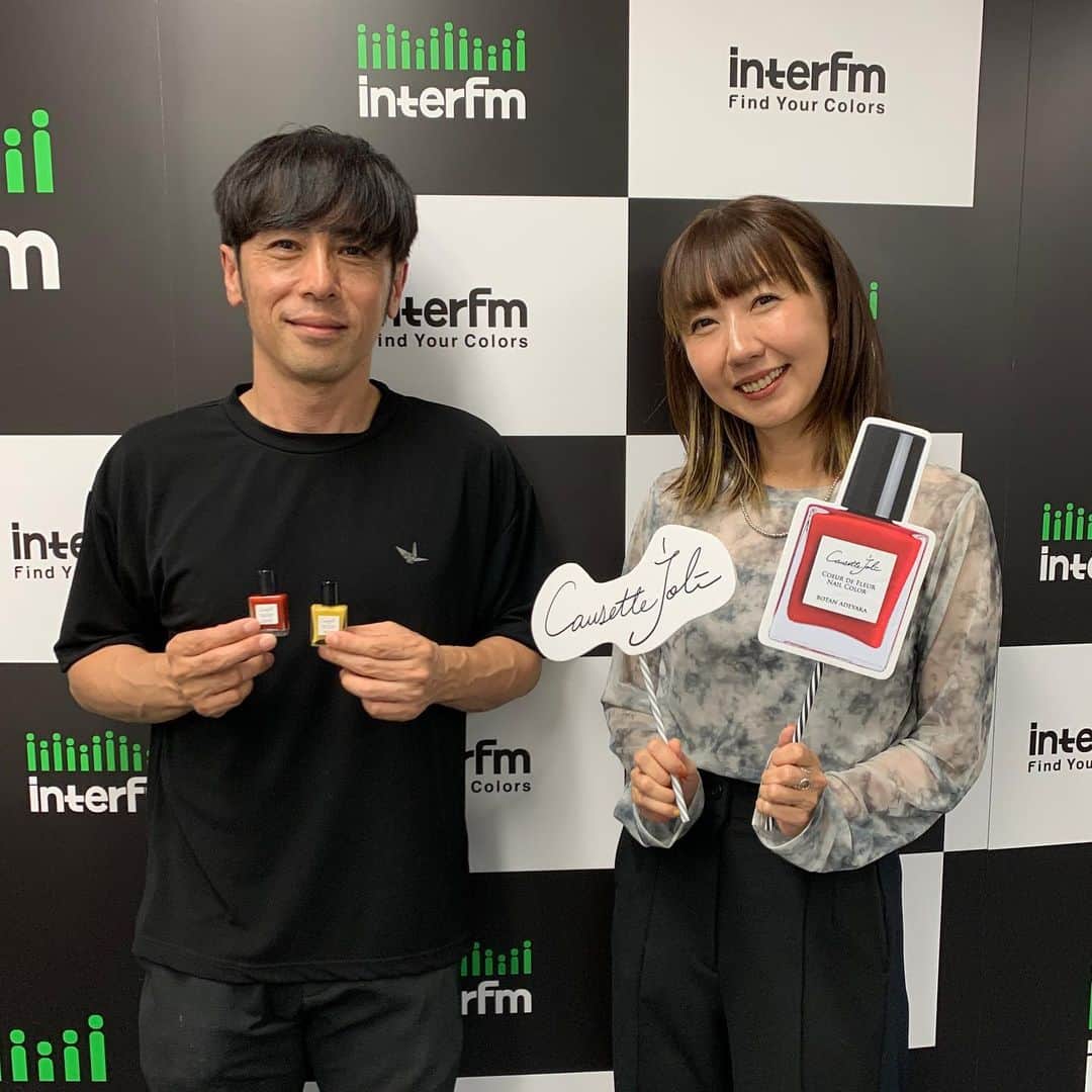 InterFM897のインスタグラム：「2nd Sun 13:35- Causette.Joli presents Radio Beauté on Lazy Sunday  10/8は、ソロデビュー30周年を迎えるシンガーソングライターの寺岡呼人（@yohitoteraoka）さんをゲストにお迎えしました。  「石の上にも30年」と語る30周年を迎えての思いや人との縁、また今はまっている7インチレコードの魅力など、音楽トークからライフスタイルのこだわりまで様々なお話を伺いました。  聞き逃した方は、ぜひradikoで聞いてださいね☆  またトークの模様は「Causette.Joli presents Radio Beauté」のポッドキャストでも聴く事ができます！  「CausetteJoli presents Radio Beauté 」とは… "指先から花、咲う" 日本製ネイルブランドCausette.Joliとともに、いまを輝く人たちをゲストに迎え、自分流のライフスタイル＝「私らしい”美しさ”」を考えていくスペシャルコーナー。輝かしい毎日を過ごすためにゲストが日々意識・実践していることや、暮らしのヒントなどについてお話を伺っていきます。  プレゼント情報🎶 そして今回は、寺岡さんが人生で初めて選んだというネイルカラー、2023年秋の限定色【OMINAESHI NAYOYOKA】と、レギュラーカラーの【SARUSUBERI NATSUSUGATA】、そしてベース、トップコートの4本セットを3名様へプレゼントします💅💕  詳細はinterfm HPをチェック！  #causettejoli #interfm #lazy897 #寺岡呼人 #ソロデビュー30周年 #ミュージシャン #プロデューサー #レコード #ライブ #ネイル #プレゼント」