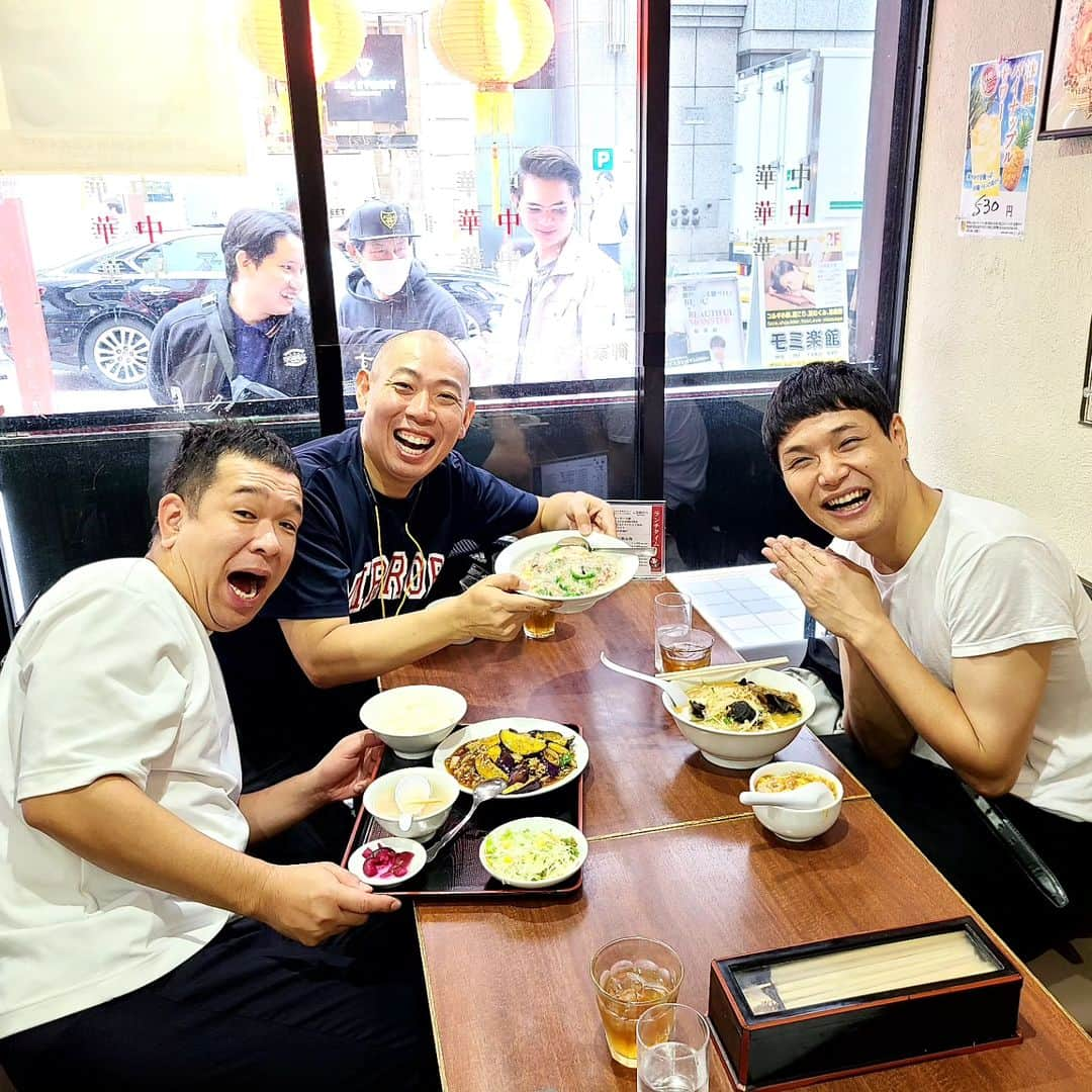 松本康太さんのインスタグラム写真 - (松本康太Instagram)「『達磨でランチ』  今日はルミネ劇場のお出番をいただきまして合間にもう中学生ちゃんとプラスマイナス兼光くんと中華料理「達磨」に行きました！  僕はカニあんかけチャーハン！ 塩ダレが美味しいのです(^3^)/　  #新宿#ルミネ劇場#ランチ#達磨#カニあんかけチャーハン#レギュラー松本#あるある探検隊#町中華で飲ろうぜ#プラスマイナス兼光 くん#もう中学生 ちゃん」10月8日 14時14分 - aruarutankentai.matsumoto