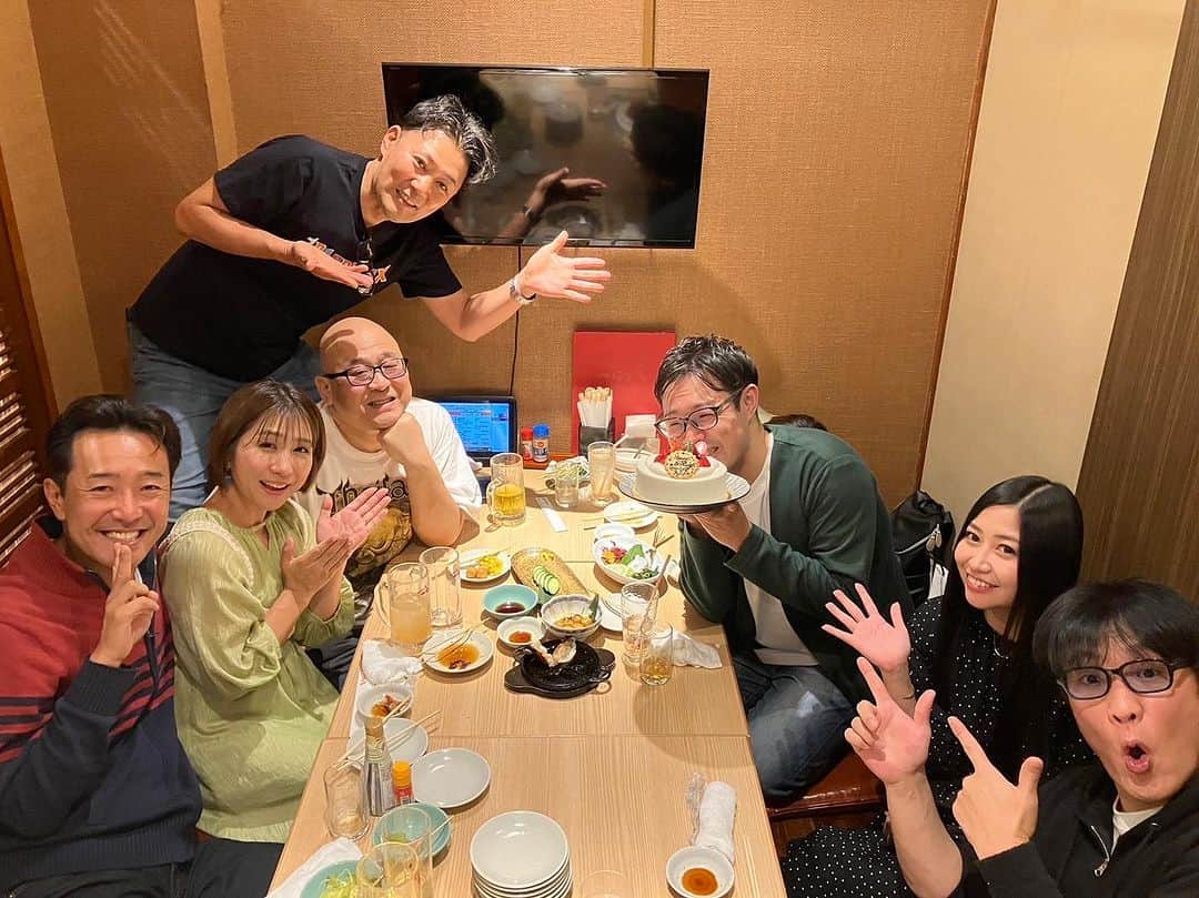 千葉あやのインスタグラム：「. モロヘイヤ三上さん🍀 お誕生日会に行かせてもらいました😊👏👏  37歳✨お誕生日おめでとうございます🎂🎉🎊 益々素敵な一年になりますようお祈りしております😆🙌  コージー冨田さん、原俊作さん、英明さん、門松みゆきさん、マコトさん、 とても楽しい時間でした😆🍺  もちろんドレスコードはグリーンに🍀💚  #ものまね #モロヘイヤ三上 さん #コージー冨田 さん #原俊作 さん #英明 さん #門松みゆき さん #マコトさん #坂本彩ものまね」