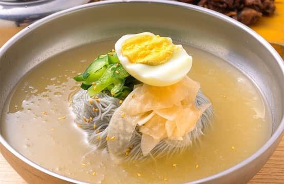 FRaUさんのインスタグラム写真 - (FRaUInstagram)「「#韓国冷麺 ブームが突然訪れた」と言うグルメ通の #小宮山雄飛 さんが都内の名店を巡って見つけたお気に入り店が新大久保にある「#コサム冷麺専門店」。  おすすめは 牛骨100％、秘伝のレシピで作られた門外不出のスープに麺が浸かった #水冷麺 。牛骨のコクがありつつも後味がさっぱり。お好みで辛子や酢を入れて酸味を加えればよりスッキリ！  そしてこちらのお店の特徴は、冷麺のセットに#炭火焼肉 が付いてくること。あっさりさっぱりが魅力の冷麺ですが、それだけではちょっと物足りない。そういう時に焼肉と一緒に食べると満足度もアップ！さっぱりした冷麺とこってりした豚肉が相乗効果でお互いの美味しさを倍増させます😋  📍東京都新宿区百人町1-1-26 第三サタケビル1階  #冷麺 #新大久保 #新大久保グルメ#韓国 #韓国グルメ #frau」10月8日 14時11分 - fraumagazine