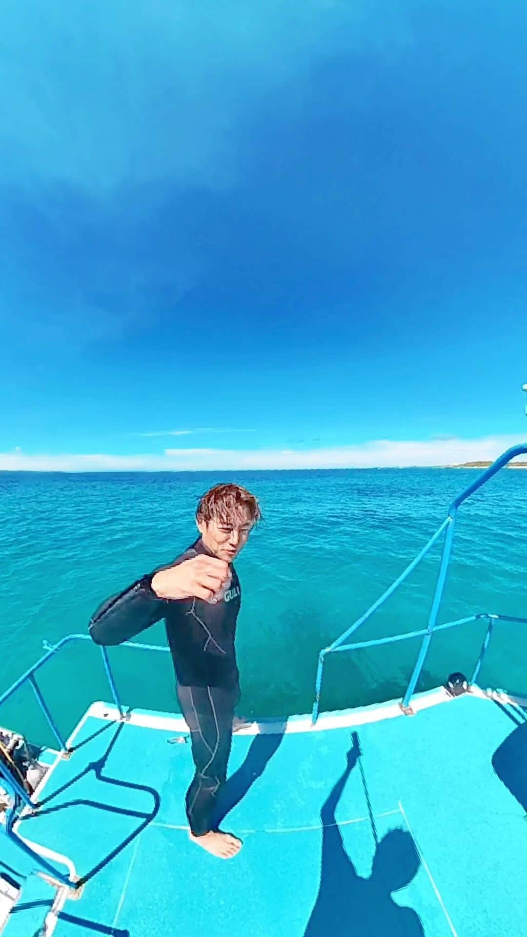 杉浦太陽のインスタグラム：「ミヤコブルー🌊地球は丸かった🌏 最高のダイビング🤿✨✨  @aquastorykuni  #ミヤコブルー #宮古島ブルー #めちゃやりたかったやつ #スキューバダイビング  #親子ダイビング #パパジャンプw #クニさんありがとう‼️」