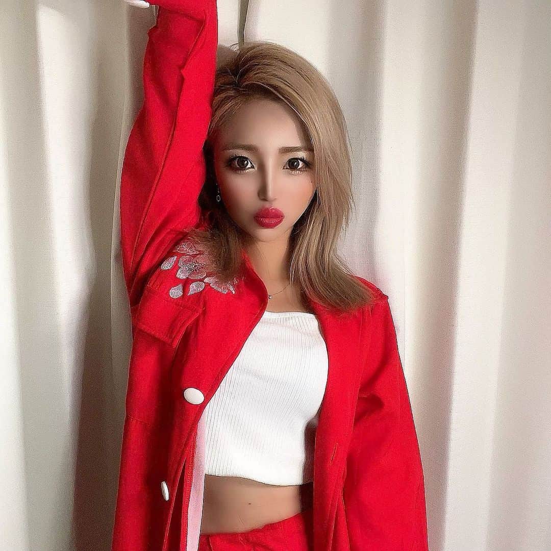 MII MAMAのインスタグラム：「. . . 違和感ない！は褒められてんの〜？🤣✊🏾 . みんな昨日もありがとう🫶🏾♥️ めちゃワロタwww #ハロウィンコスプレ —————————————— 🔎White Style mi mama 良かったらチャンネル登録お願いします🙇🏽‍♀️ #YouTube#ユーチューバー#主婦ユーチューバー#MIIMAMA#チャンネル登録お願いします#2児ママ#年子ママ#ギャルママ#ぎゃるまま#アラサーママ#アラサー#30代#30代ママ#ホワイトインテリア#モノトーンインテリア#シンプルな暮らし#収納#ホワイト収納#イチナナ#イチナナライバー#専属ライバー#主婦ライバー#17LIVE#主婦YouTuber#ママYouTuber#ママライバー#幼稚園ママ#小学生ママ」