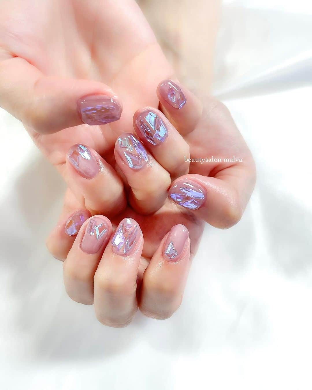 nailsalon malva（ネイルサロンマルヴァ）のインスタグラム：「【キラキラアート117】でご予約可能💅 益若つばさちゃん @tsubasamasuwaka1013  最新ネイルです✨　 ⁡ 季節問わずいつしても可愛いデザイン。 色違いもあるのでお好きなカラーでどうぞ😊 ⁡ ⁡ ⁡ ↪︎ ネイルのケアと保証期間 ⁡ malvaのネイルはドライケア、カットスタイルも込みです。 保証期間は約4週間となります（※ご新規様は3週間となります）。 ⁡ ＿＿＿＿＿＿＿＿＿＿＿＿＿ ⁡ ⁡ 𝐛𝐞𝐚𝐮𝐭𝐲𝐬𝐚𝐥𝐨𝐧 𝐦𝐚𝐥𝐯𝐚⠀ 📍明治神宮前駅｜原宿駅　徒歩𝟑分 ⠀ 💬ご予約やお問い合わせ 𝐋𝐈𝐍𝐄から承っております @ 𝐦𝐚𝐥𝐯𝐚 ⁡ お気軽にご連絡ください♡ ⁡ ⁡ ＿＿＿＿＿＿＿＿＿＿＿＿＿＿ ⁡ ▸ジェルネイル｜スカルプ｜ネイルケア ▸まつげカール｜まつげエクステ｜ワンホンエクステ ▸ハーブよもぎ蒸し ▸ワックス脱毛 ⁡ \ アシスタント募集中💁‍♀️ / ⁡ ▸リモート可オンラインの画像動画制作アシスタント ▸サロンワーク全般アシスタント ⁡ ⁡ #秋ネイル2023 #アイスストーンネイル #透明感ネイル  #キラキラネイル #malva #malvaネイル  #くすみカラーネイル #透け感ネイル  #ネイル #原宿ネイル #秋色ネイル  #表参道ネイル #東京ネイルサロン　#明治神宮前ネイル #新宿ネイル #千駄ヶ谷ネイル  #harajukunails #tokyonails #tokyonailsalon ⁡」