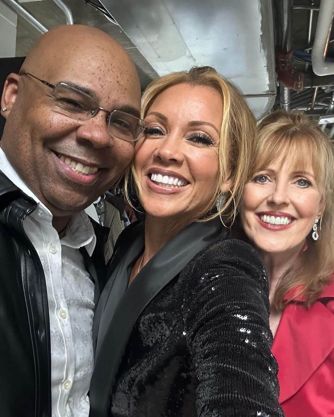 のインスタグラム：「What a wonderful opening night in New Orleans for @awonderfulworldbway at the Saenger Theatre  Standing ovation for our talented cast , creative team and the man who transforms  into #louisarmstrong every show James Monroe Iglehart @jmiglehart 🎺 Bravo to the hardworking creators, crew , audiences and supporters that made this first week a dream come true ✨ Proud to be on the producer team🙌🏽」