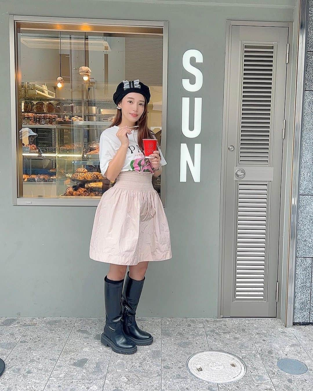 中村かなのインスタグラム：「名古屋・東山のおいしいパン屋さん🥖 【 BOULANGERIE SUN 】 @boulangerie.sun   またまた行ってきました🥐 お惣菜系〜スイーツ系まで パンの種類が多く ハズレなしの人気店🥖  お店の前のテラス席でパンやドリンクが頂けます🌿 この日はスペシャリティココアにアイスをオンして🍨  パン種類が多いからいつ行っても飽きないお気に入りのお店🥐♡  ￣￣￣￣￣￣￣￣￣￣￣￣￣￣￣￣￣￣￣￣  📍boulangerie sun 愛知県名古屋市千種区新池町３丁目４３セレニティ東山　1階  ￣￣￣￣￣￣￣￣￣￣￣￣￣￣￣￣￣￣￣￣  PR @boulangerie.sun #ブーランジェリーサン #愛知パン屋 #東山カフェ #名古屋カフェ #東山パン屋 #東山公園  #boulangeriesun #名古屋パン屋 #名古屋パン #パン屋巡り #名東区ランチ #千種区ランチ #千種区グルメ #千種区カフェ #名東区カフェ #名古屋グルメ #名古屋観光 #名古屋旅行 #名古屋市カフェ #東山グルメ #名古屋パン屋 #パン屋 #パン屋さん」