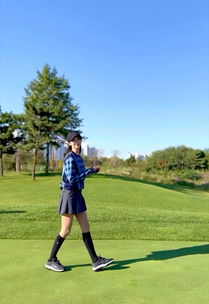 ジェギョンのインスタグラム：「추워지기전에엄청즐겨야해 가을골프 라운딩가고싶다.⛳️  #마스터바니에디션」