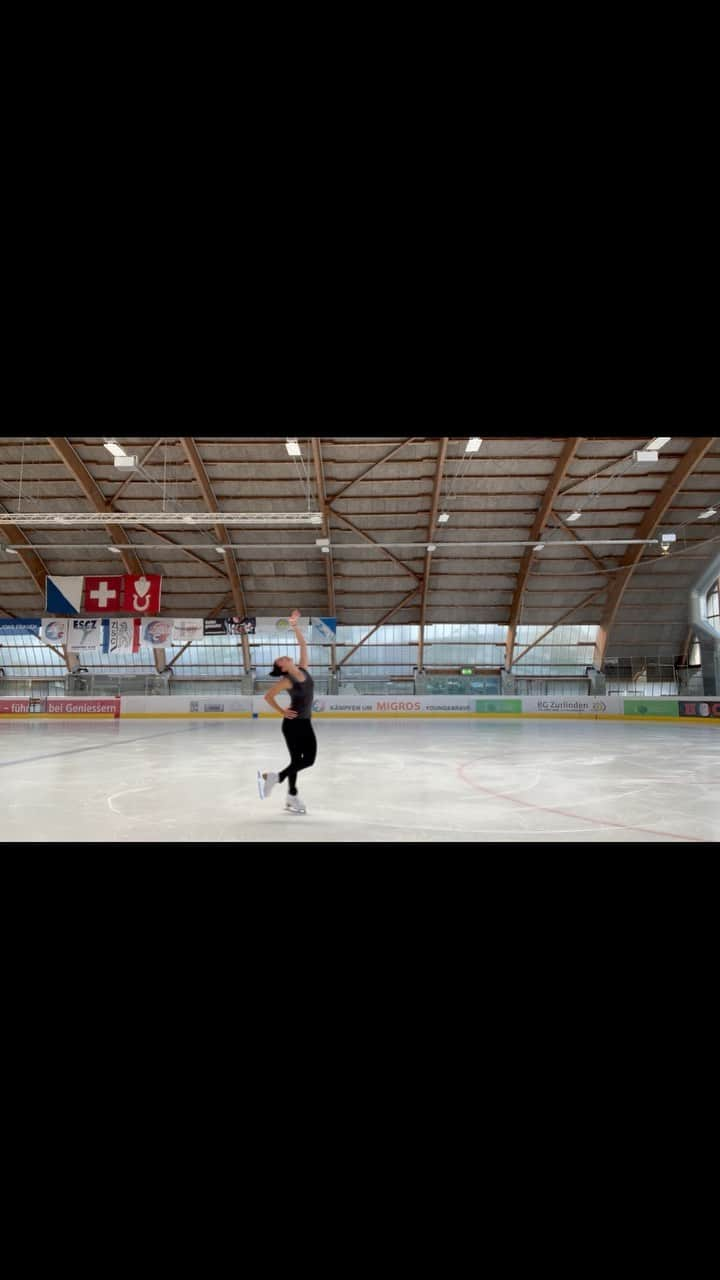 サラ・マイアーのインスタグラム：「Rusty blades, rusty body - and a realization once again that figure skating is really hard 😅 And another one: Even when everything hurts, skating - just for myself without any specific goals - still makes me happy ☺️  #figureskating #iceiceice #passion #nevertooold #nevertoolatetoskate」