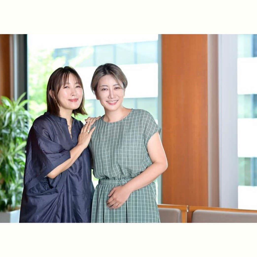 坂本美雨のインスタグラム：「週刊文春WOMAN2023秋号（9月21日発売）で中野信子さん @nobuko.n.nakano と、推し活とBTSについて対談しました。  BTSについて語るというのはとってもハードルが高いです。愛しているからこそ難しく、的確に表現したくて言葉を注意深く選ぶし、そうすると気持ちを言い足りなくてあとでもどかしく思うことが多いのです。どきどきするけど、読んでいただけたら嬉しいです。（アミがすでに一部英訳してくれたのも見かけて、とても嬉しかった…！）  この日はわたしとマネージャー（グクペン）の熱弁の結果、信子さんがナムペン（RMさんのファン）になった記念日。まずはじめに“橋バター”を見せたら、この方に目がいく、とナムさんを指したので、すかさず彼がアートに造詣が深いことを紹介してお部屋のVlogを見せると “うっ…すごく趣味がいい…” と悶えており、信子さんの足が沼に浸かっていく音がきこえたのでした、、、（ナイスタイミングでナムさんと杉本博司さんのGQが発表になりそっこー2冊予約していた😂）  順番に兵役に就いていてなお、なんて豊かなんだろう、なんて幸せものなんだろうARMYは！と感じています。 . . 🌟“橋バター”🧈とは👇 21年に「The Tonight Show」のため漢江のワールドカップ大橋で撮影された伝説的な『Butter』のこと） . . ［週刊文春WOMAN2023秋号］ 大特集 推し活のない人生なんて ■香取慎吾 ■稲垣吾郎×万城目学 ■BE:FIRST LEO ■松本隆 ■イーロン・マスク ■つづ井×宇垣美里 ■岡村靖幸×よしながふみ ■坂本美雨×中野信子 ■内田也哉子×シャルロット・ゲンズブール」