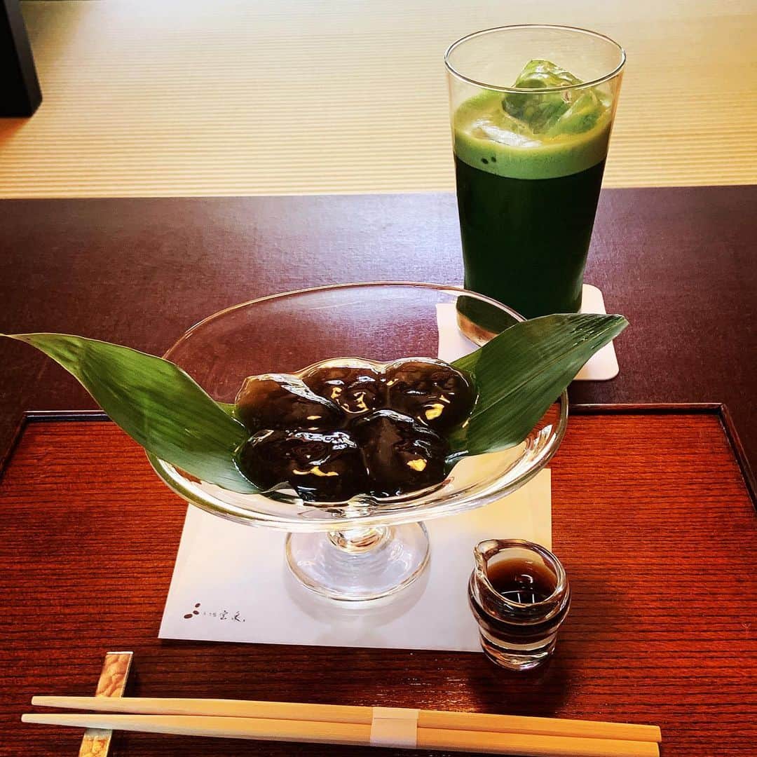 志摩有子さんのインスタグラム写真 - (志摩有子Instagram)「京都といえば甘いものも。 下鴨にある茶寮宝泉で、手入れの行き届いた端正なお庭を眺めながら、作りたてのわらび餅と冷抹茶を。 あー、心が満たされる。 余計なものは何もなしで、透き通るように美しいわらび餅は本当にみずみずしくて、もちもちとした食感がたまらない。シャーベット状の氷あずきと甲乙つけ難い。お土産には葵モチーフのあずきに砂糖衣をかけた加茂葵とじみ溢れる黒豆のお菓子、しぼり豆を。  #出来たてわらび餅 #茶寮 #京和菓子 #京都備忘録 #ariko旅」10月8日 14時37分 - ariko418