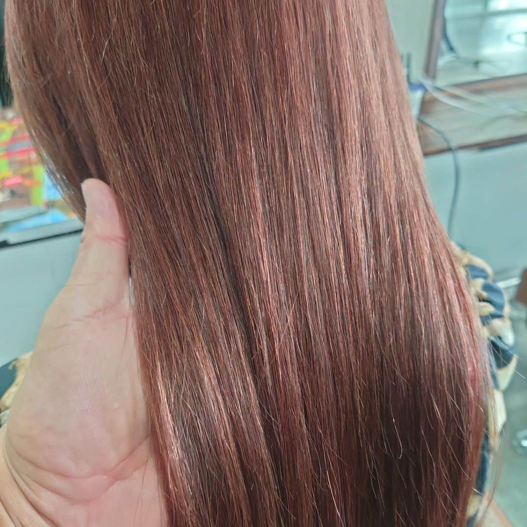 渡辺めぐみさんのインスタグラム写真 - (渡辺めぐみInstagram)「今回は、カラーリングして、10センチくらい切りました😄  カラーリングは、ワインレッドに5色位混ぜて、ほんの少しアシュ系も混ぜているそうです😁👍  カズさんオリジナルカラーです。  いつも、有り難うございます😁⤴️⤴️  #カラーリング #ワインレッド #セミロング #艶髪 #トリートメント #@godakazuhito」10月8日 14時49分 - meguheart